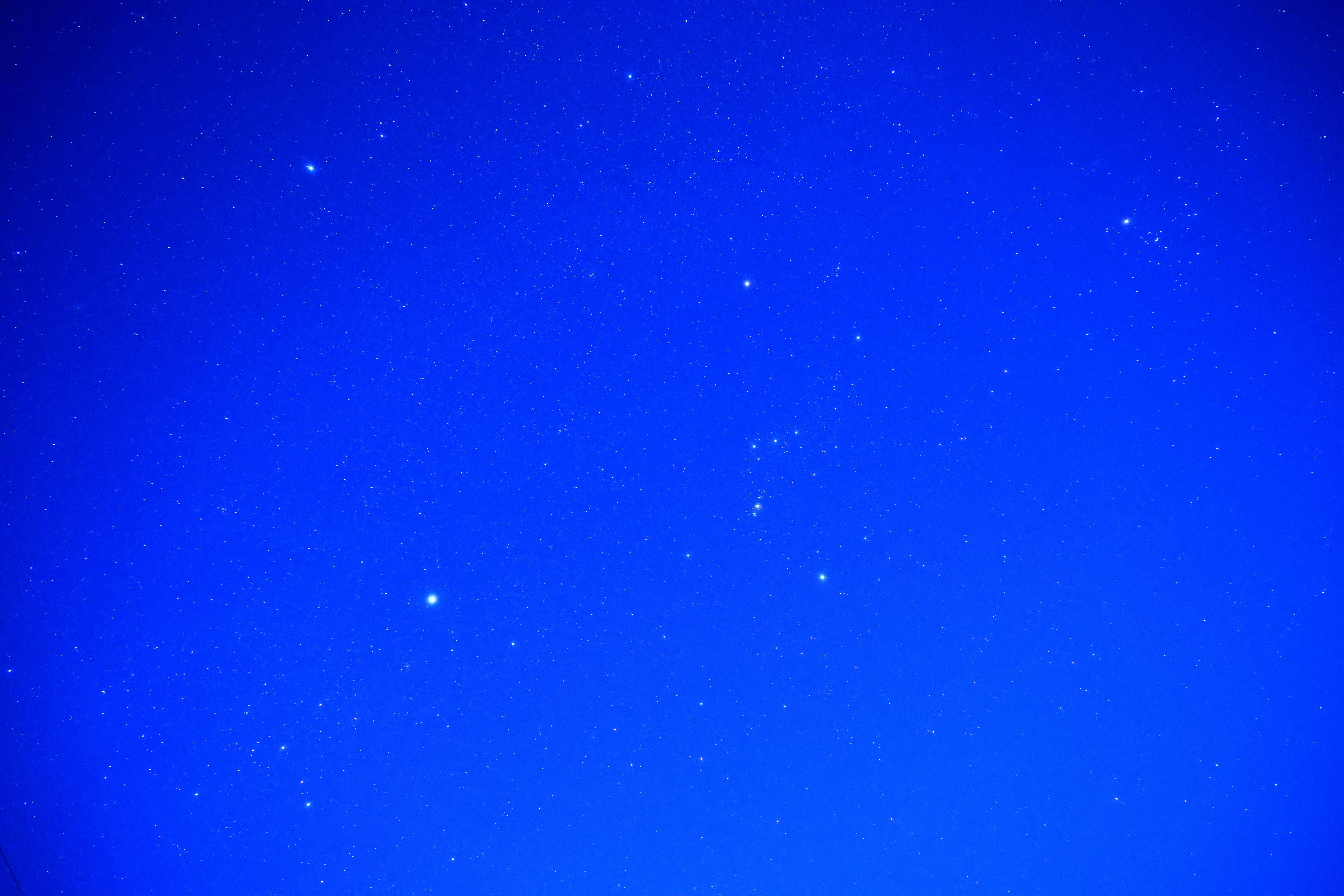 深藍天空中的滿天星夜空