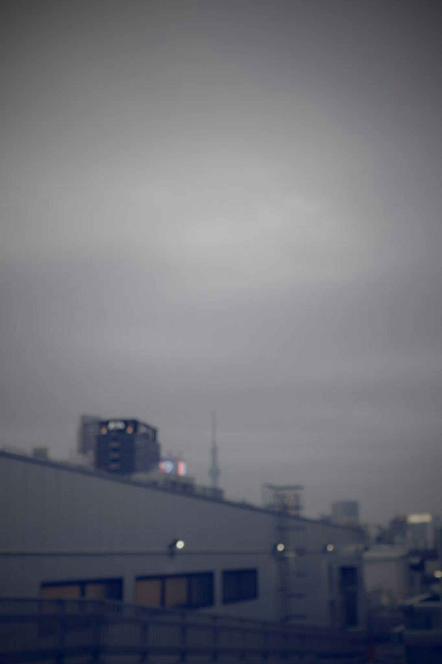 Vista di Tokyo con cielo nuvoloso e grattacieli