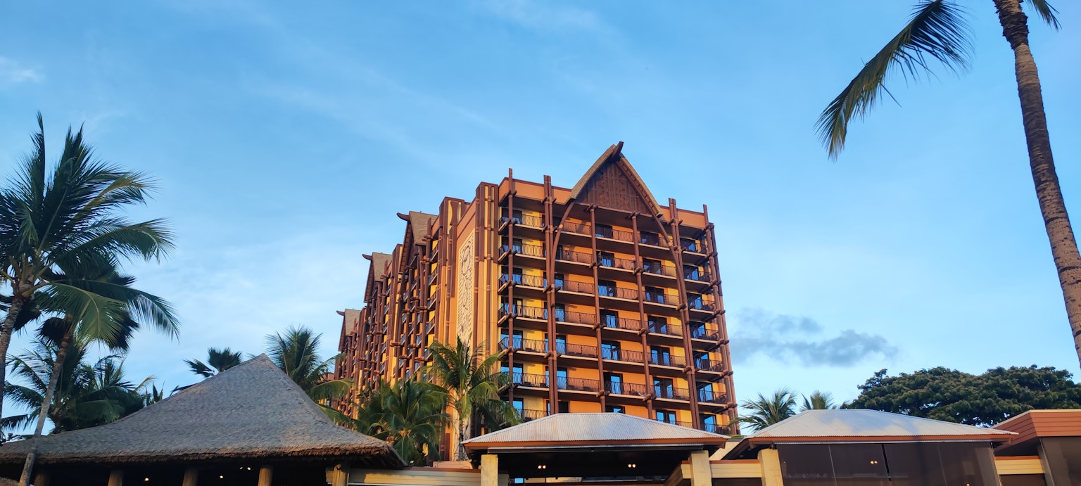 Oranges Resort-Hotel unter blauem Himmel mit Palmen