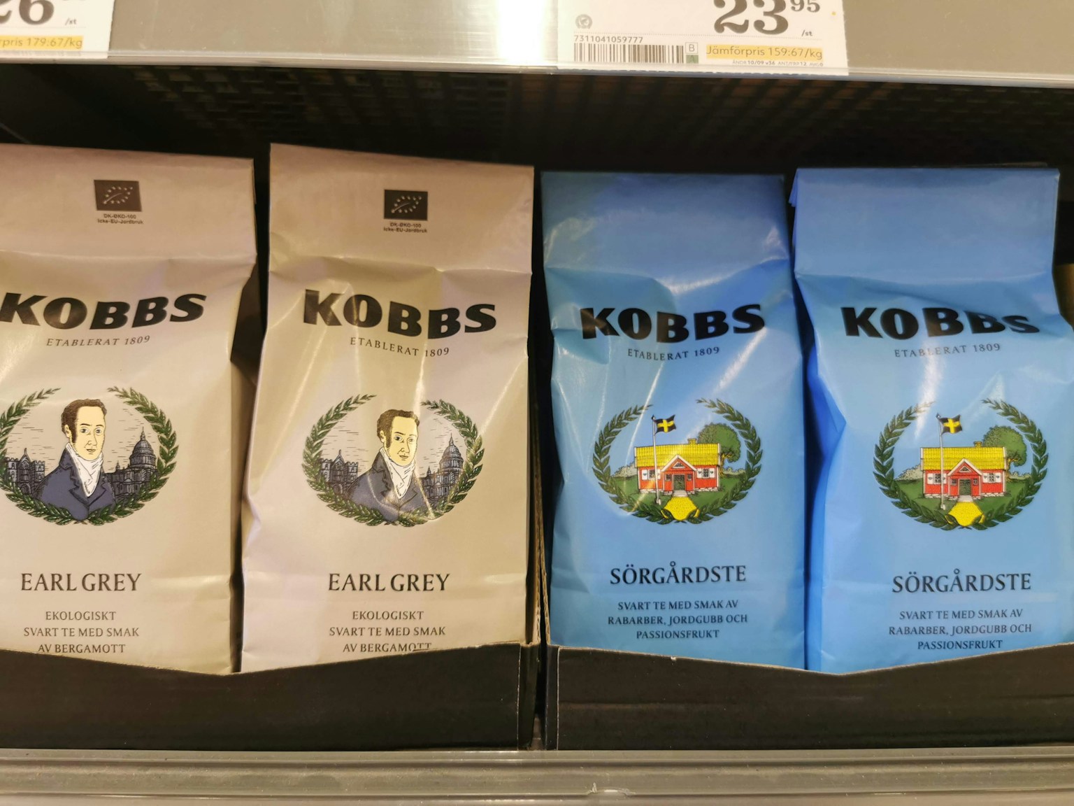 KOBBS Earl Grey und Sorglante Teebeutel auf einem Regal ausgestellt