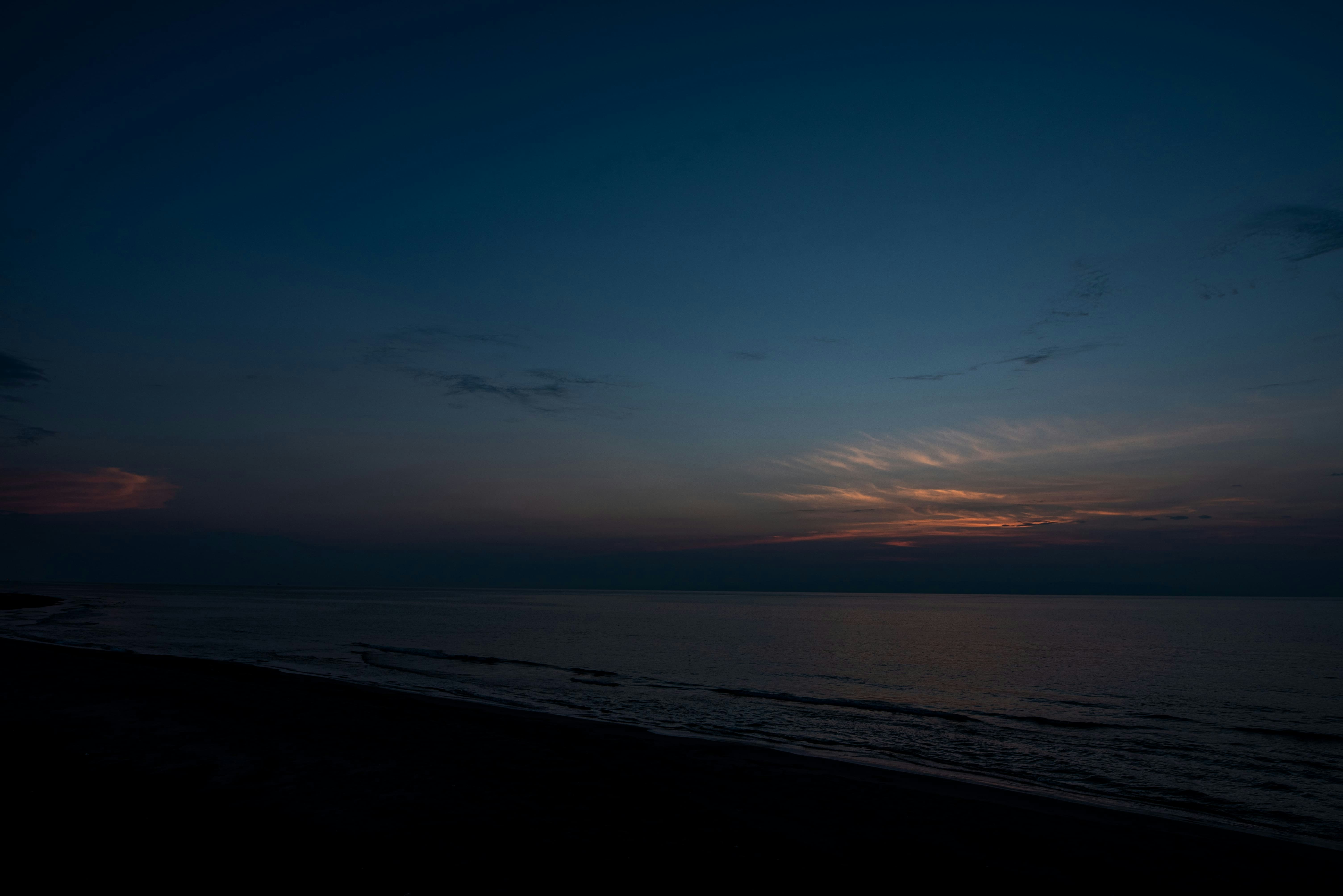 夕暮れの海辺に広がる波と空のグラデーション