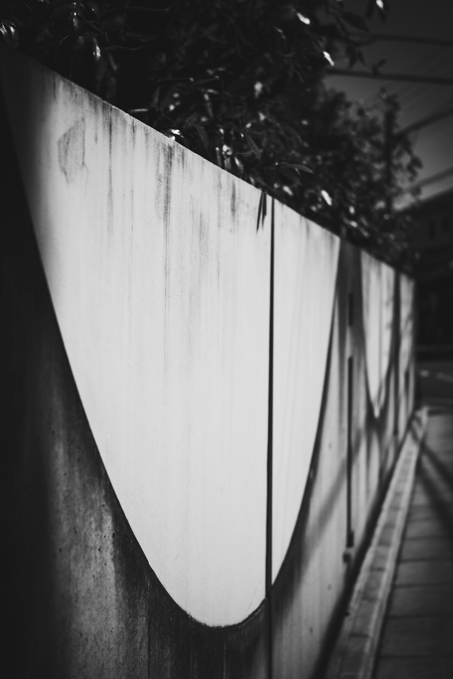 Recinzione moderna con muro bianco che proietta ombre