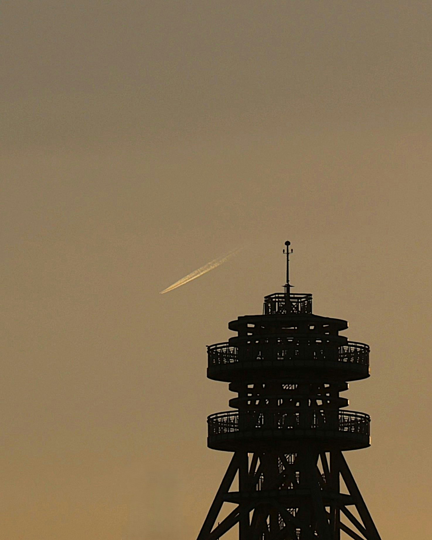 silhouette d’une tour sur un ciel de coucher de soleil
