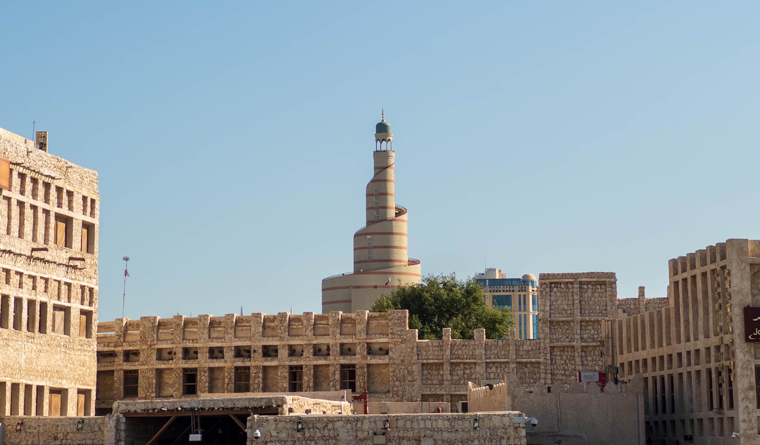 Vista panorámica de la arquitectura tradicional y el minarete en Doha