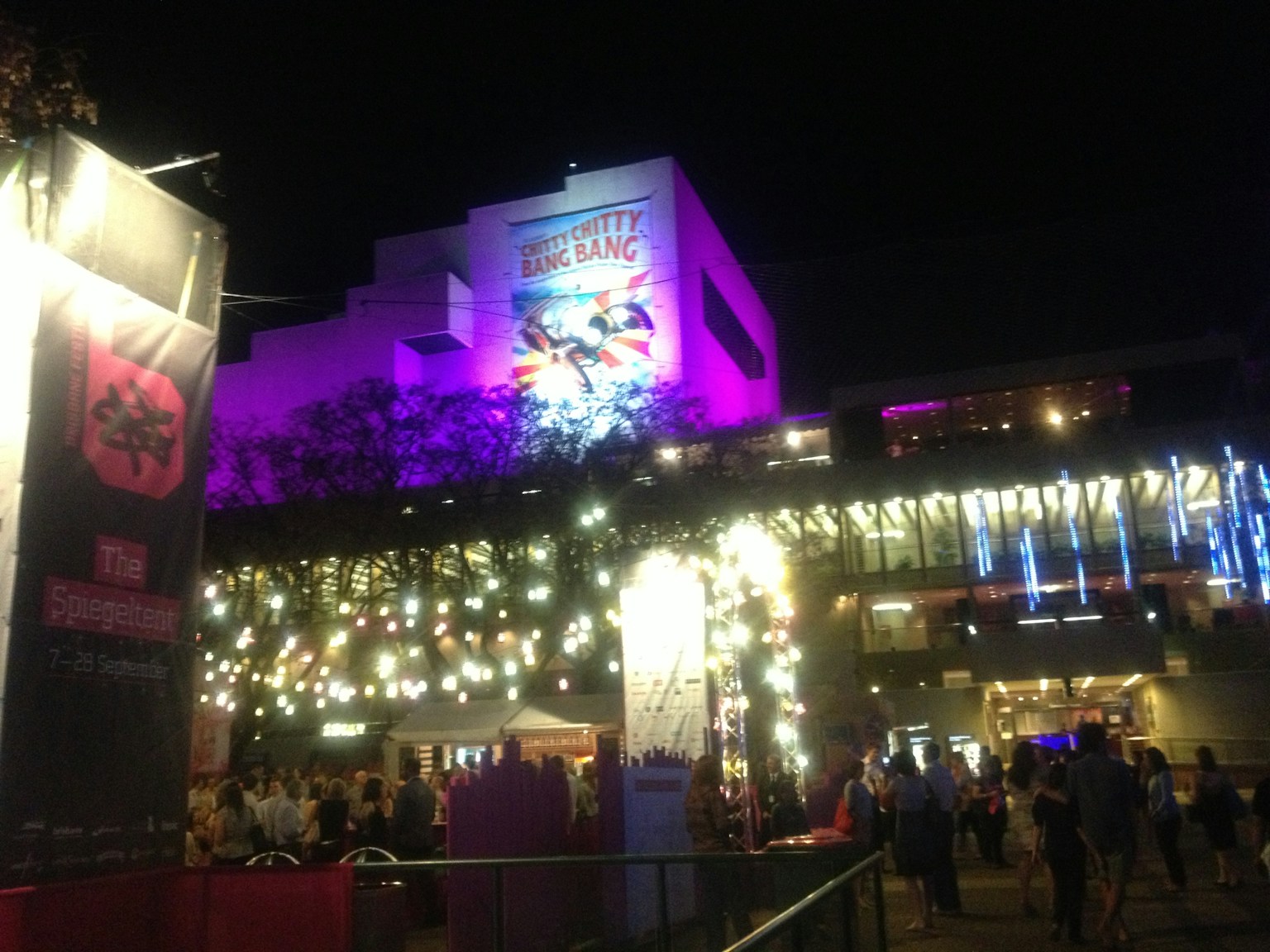 夜间色彩斑斓灯光照亮的活动场所外观