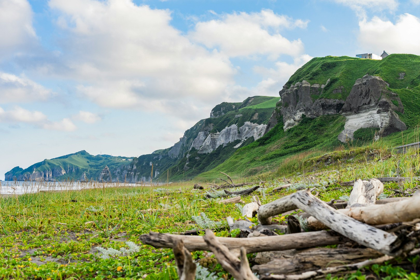 草原と岩山に囲まれた自然の景色