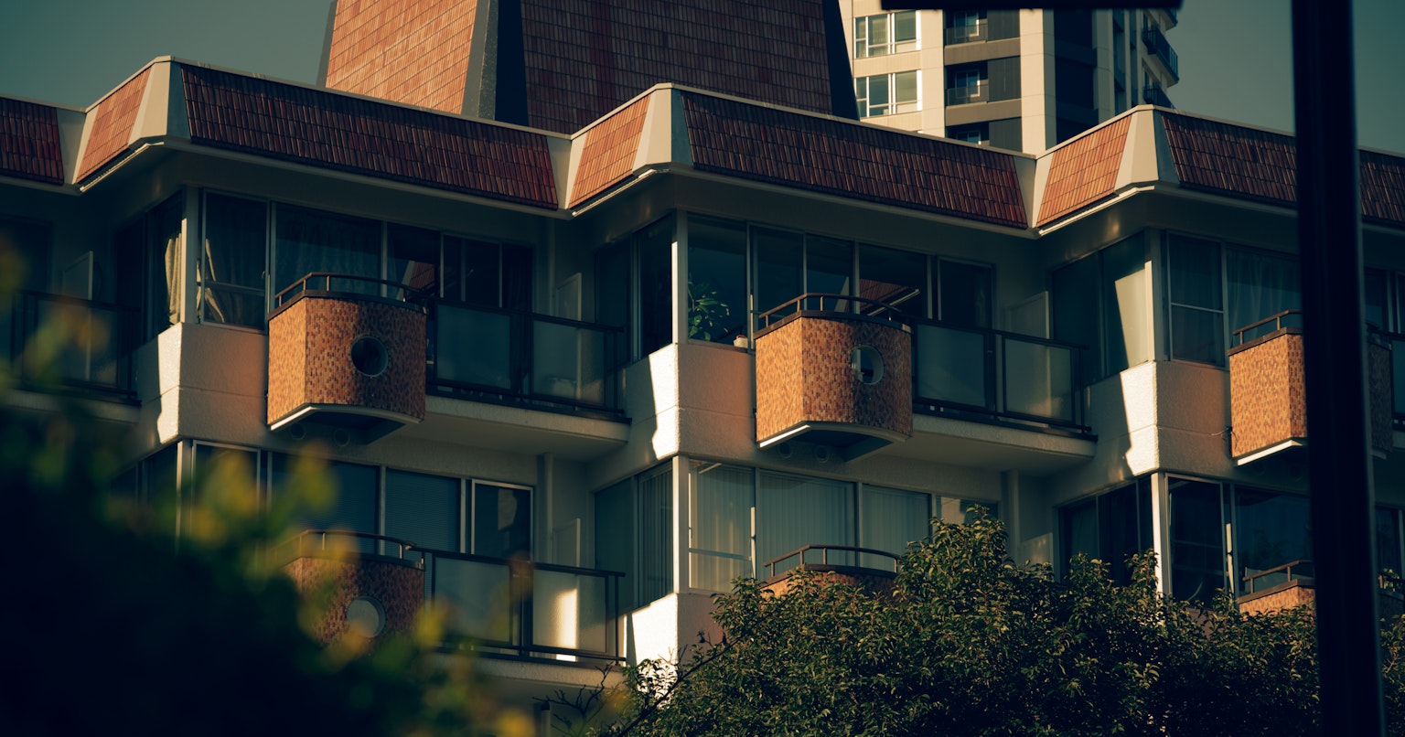 Edificio moderno con balcones y ventanas distintivos