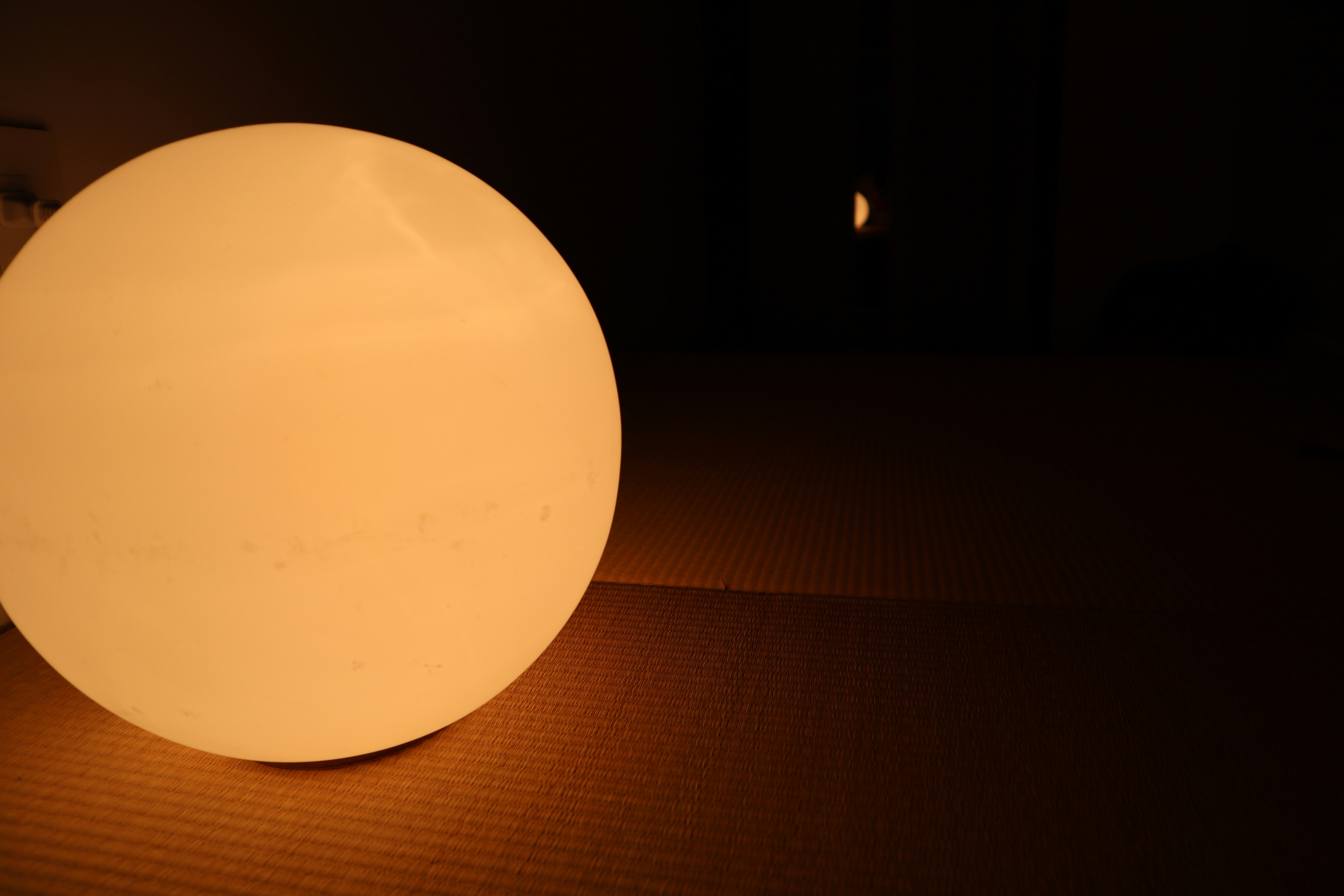Una lámpara redonda de luz ambiental en un espacio interior tranquilo