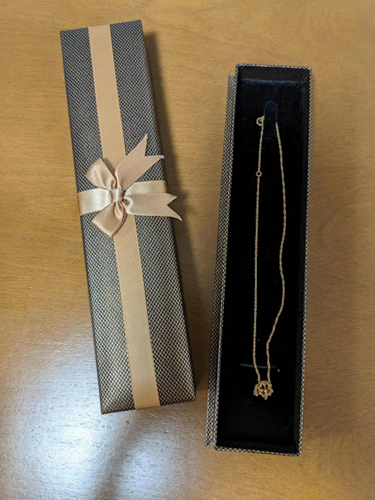 Collana d'oro in una scatola regalo elegante con un nastro