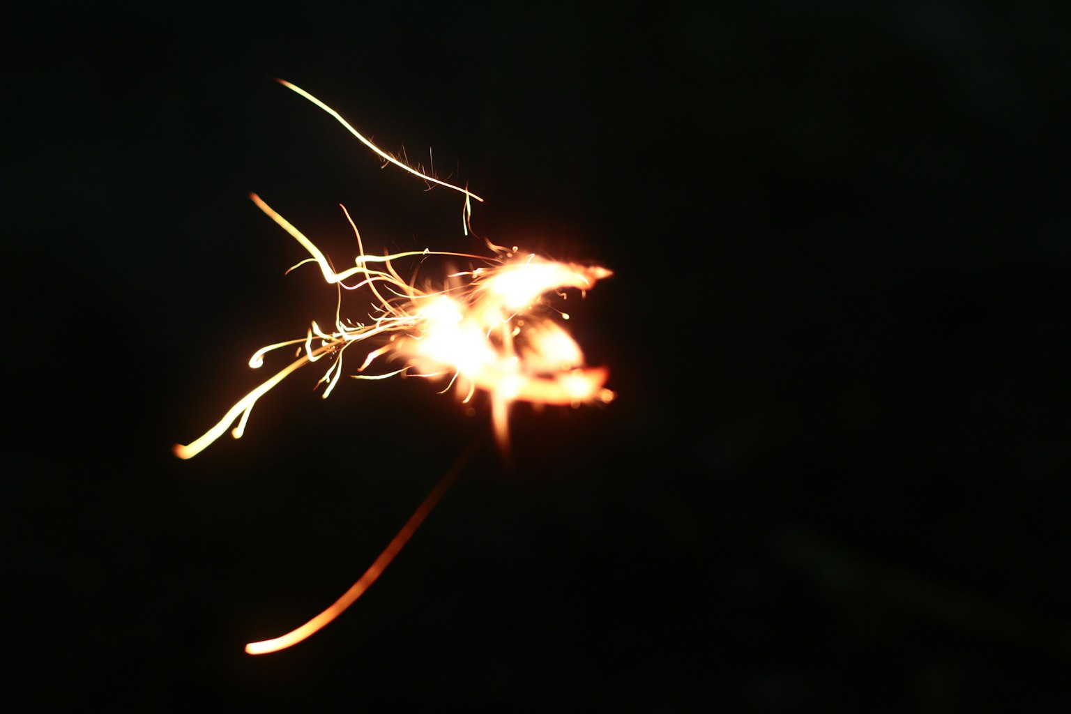 Image d'étincelles brillantes sur un fond sombre