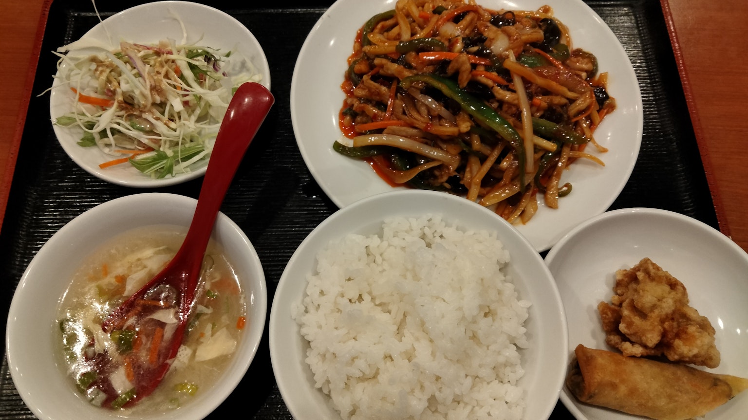 Une assiette de légumes sautés avec du riz de la soupe de la salade et des éléments frits