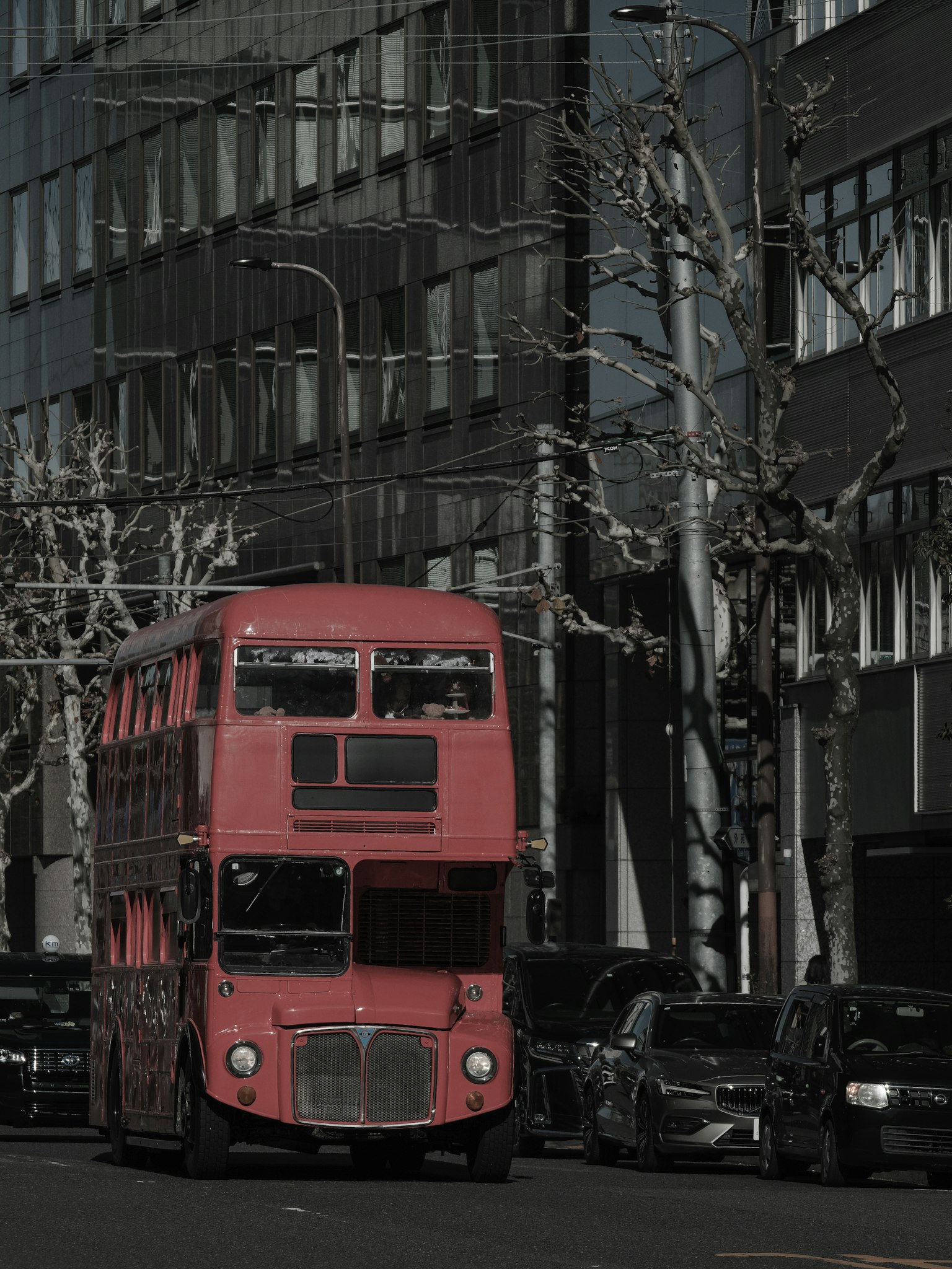 Autobus à impériale rouge circulant dans une rue de la ville