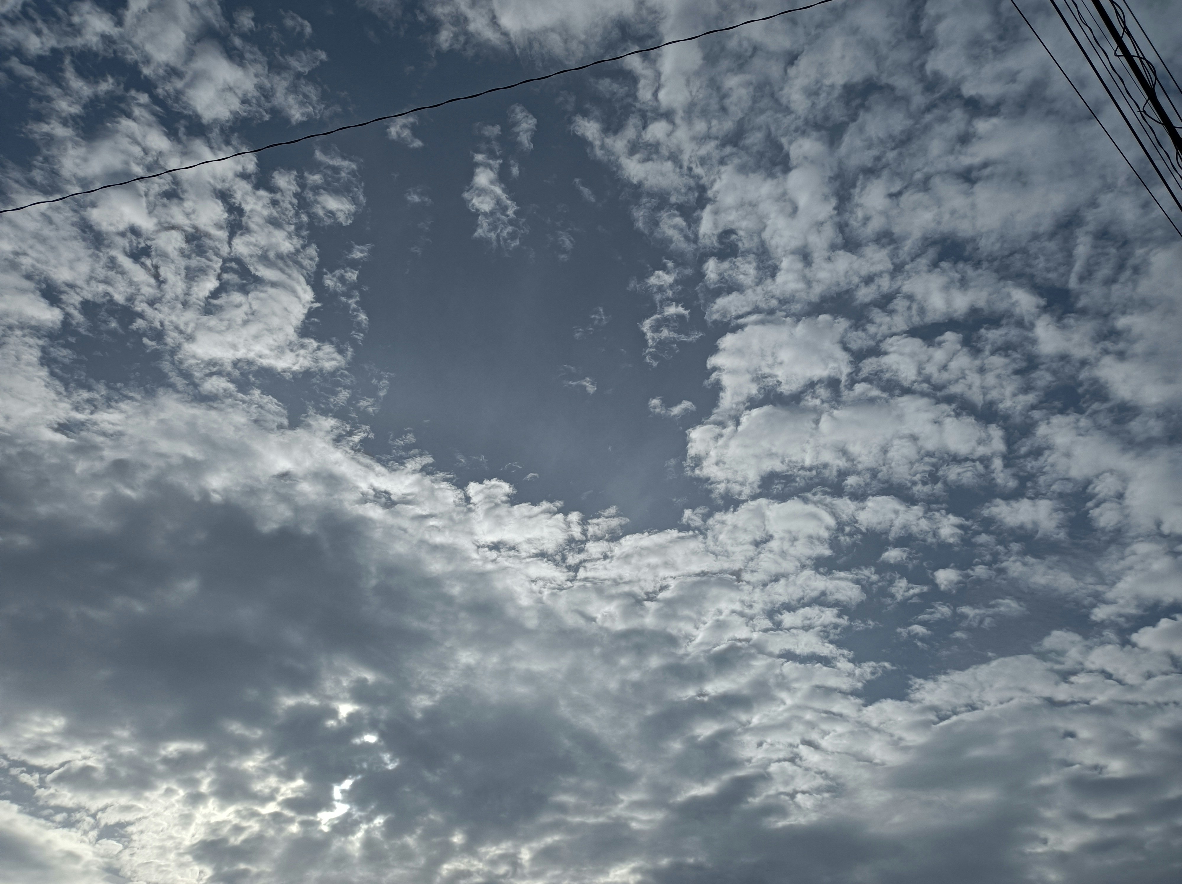 うろこ雲の広がる曇り空