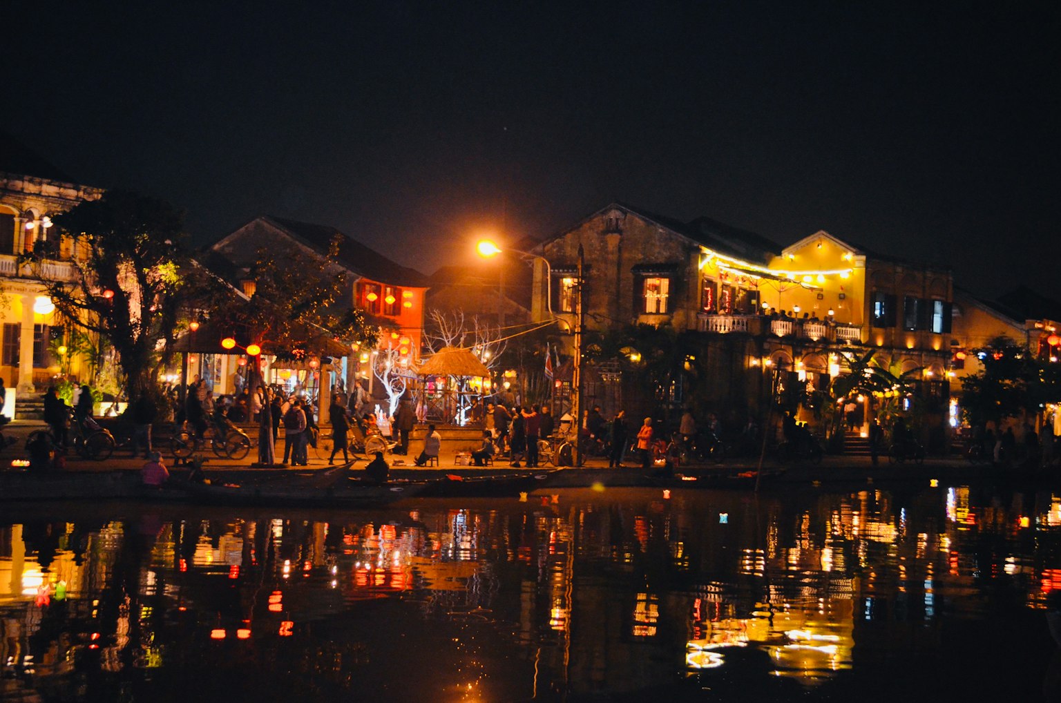 Cảnh đêm Hoi An với đèn lồng chiếu sáng bờ sông