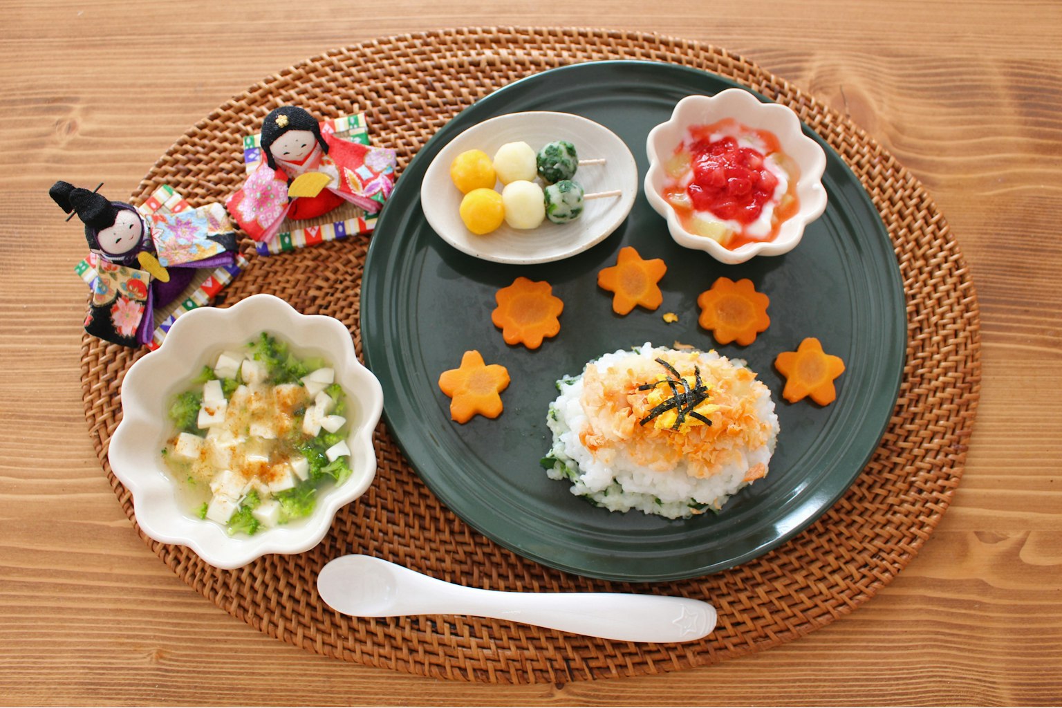 Presentación colorida de la cocina japonesa con arroz y zanahorias en forma de estrella junto a postres