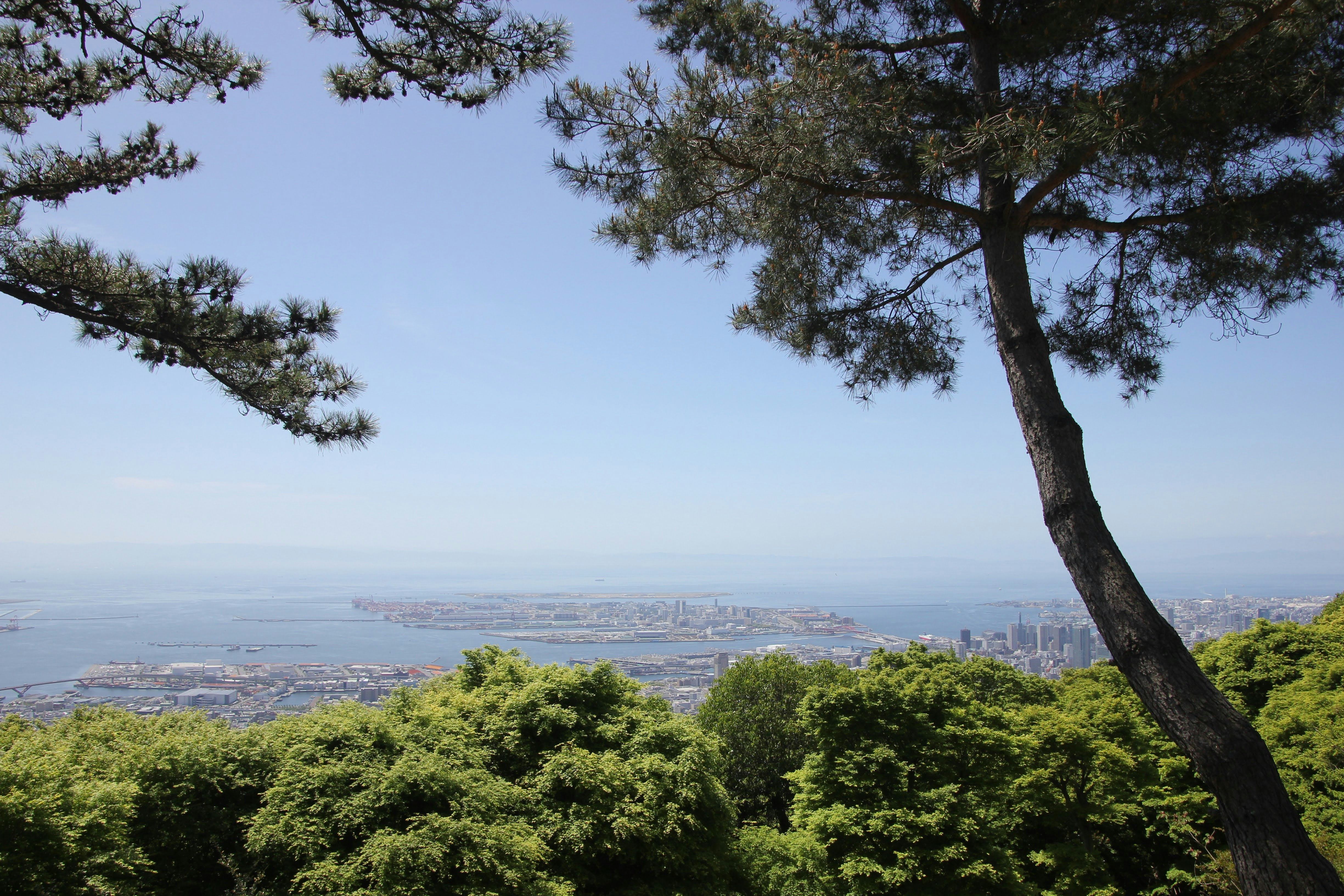 Vue sur la ville de Kōbe et la mer depuis le Kusei-dai sur le mont Maya