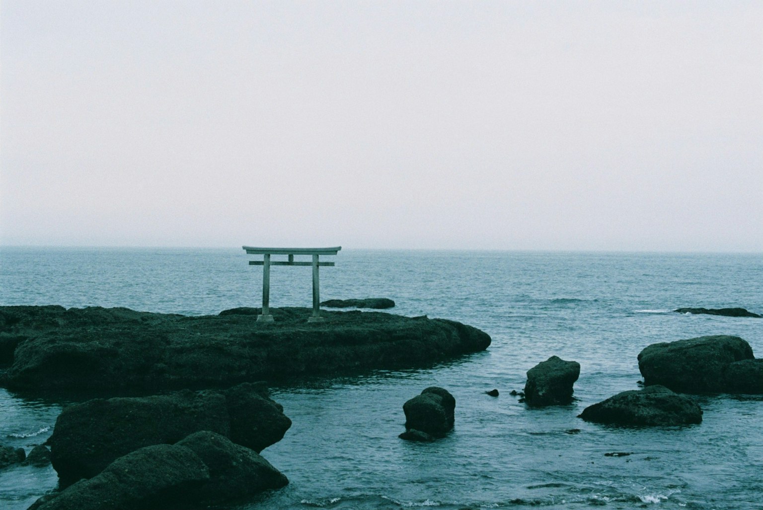 海邊的鳥居和岩石海岸
