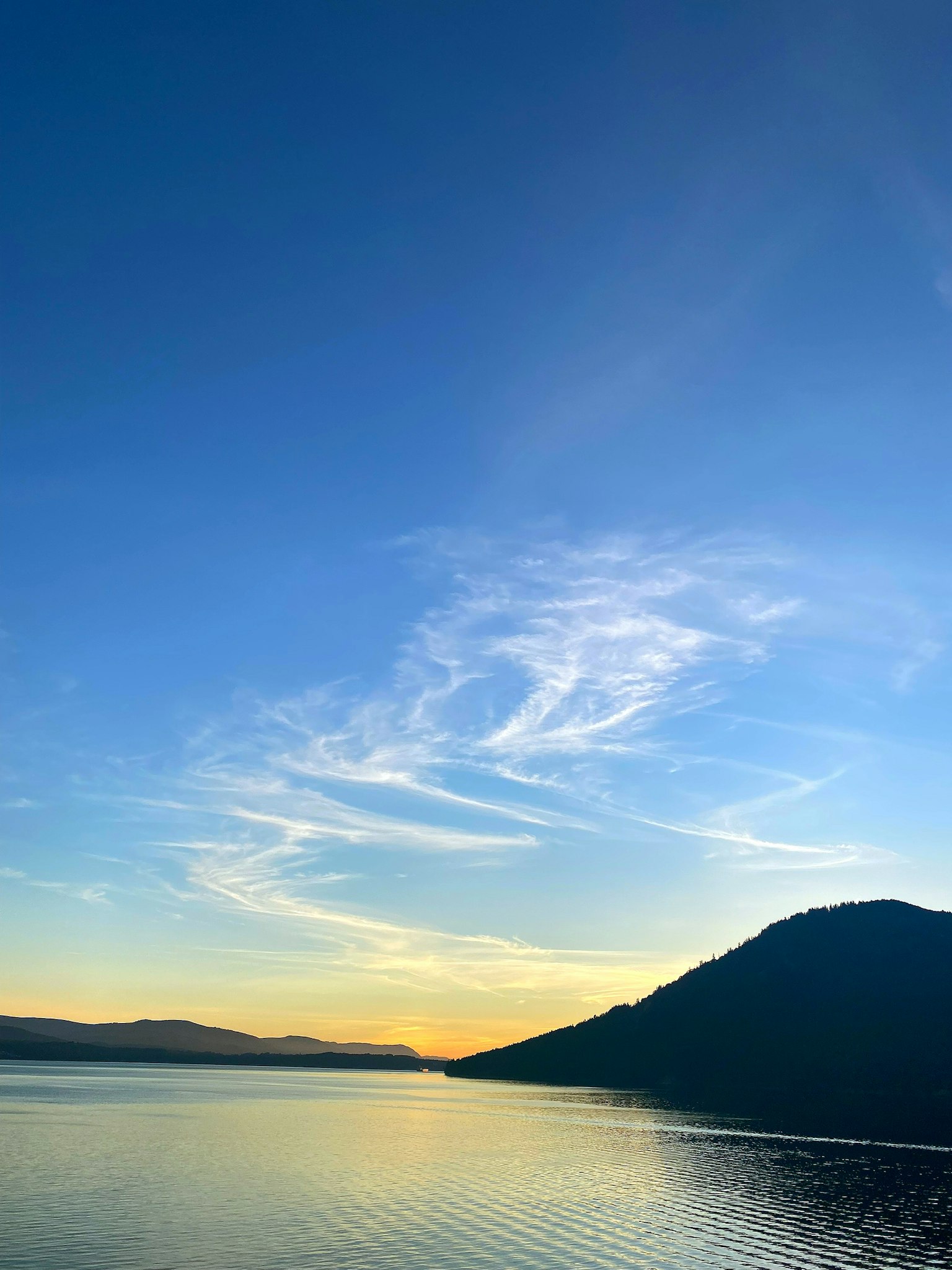 Vue sereine du lac avec ciel bleu et nuages légers