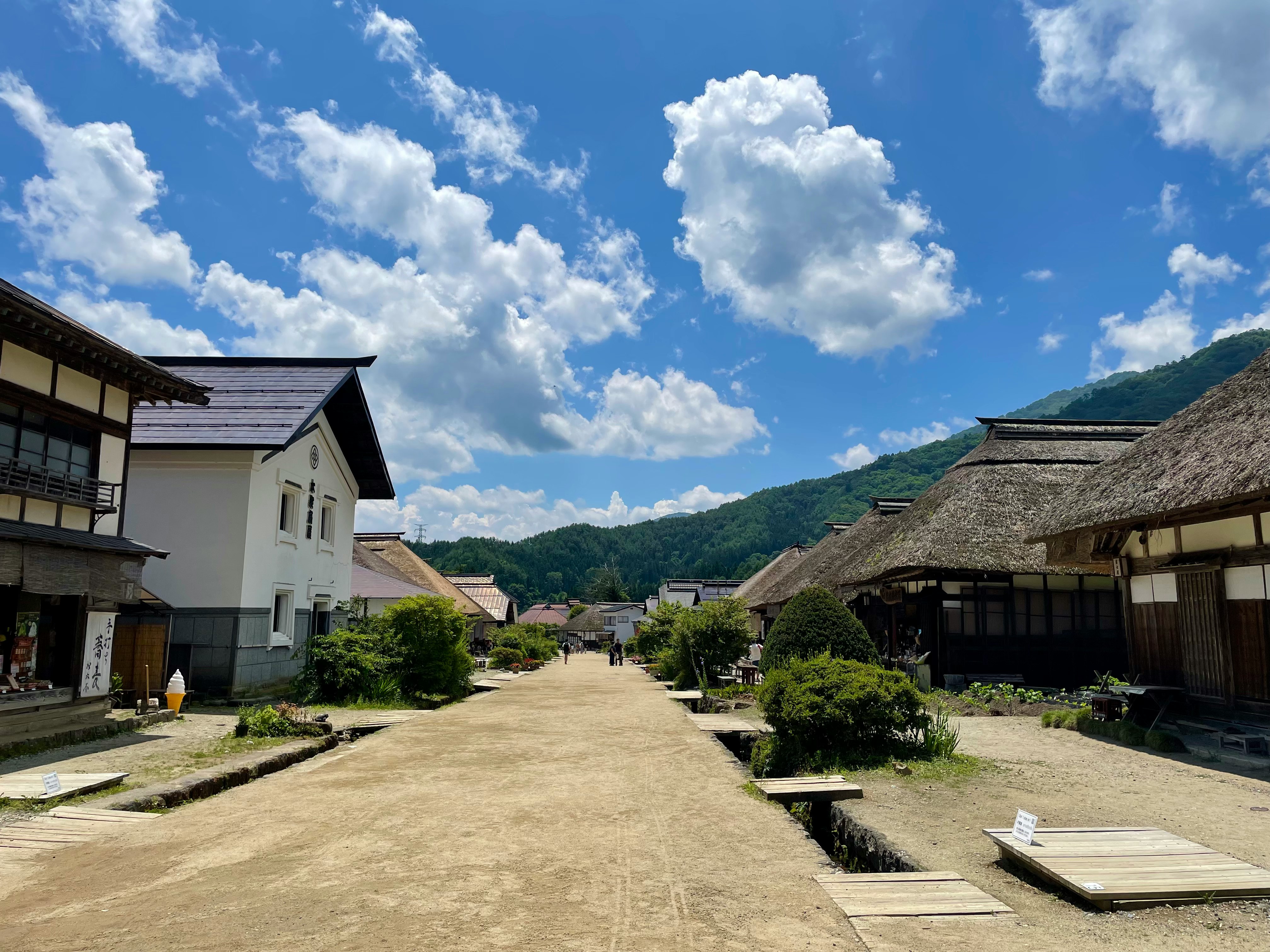 茅葺き屋根の古民家が並ぶ歴史的な小道