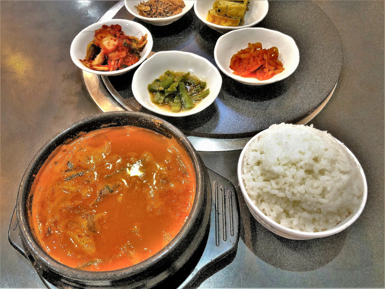 一顿传统的韩国餐，有辣汤和各种配菜