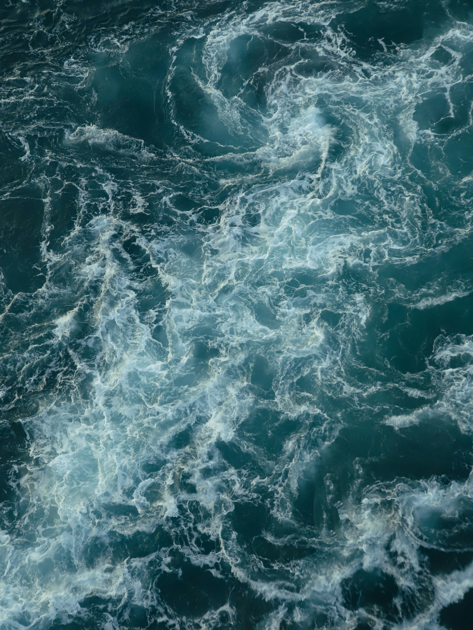 Image d'eau de mer bleue tourbillonnante avec des motifs de mousse blanche