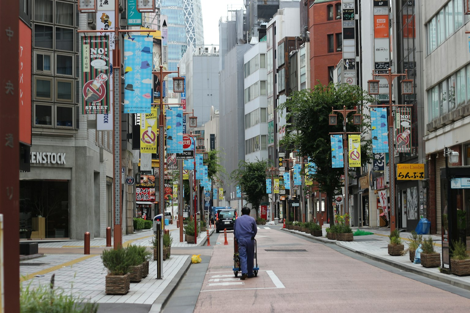 安靜的城市街道，建築和藍色橫幅上有一個人走路