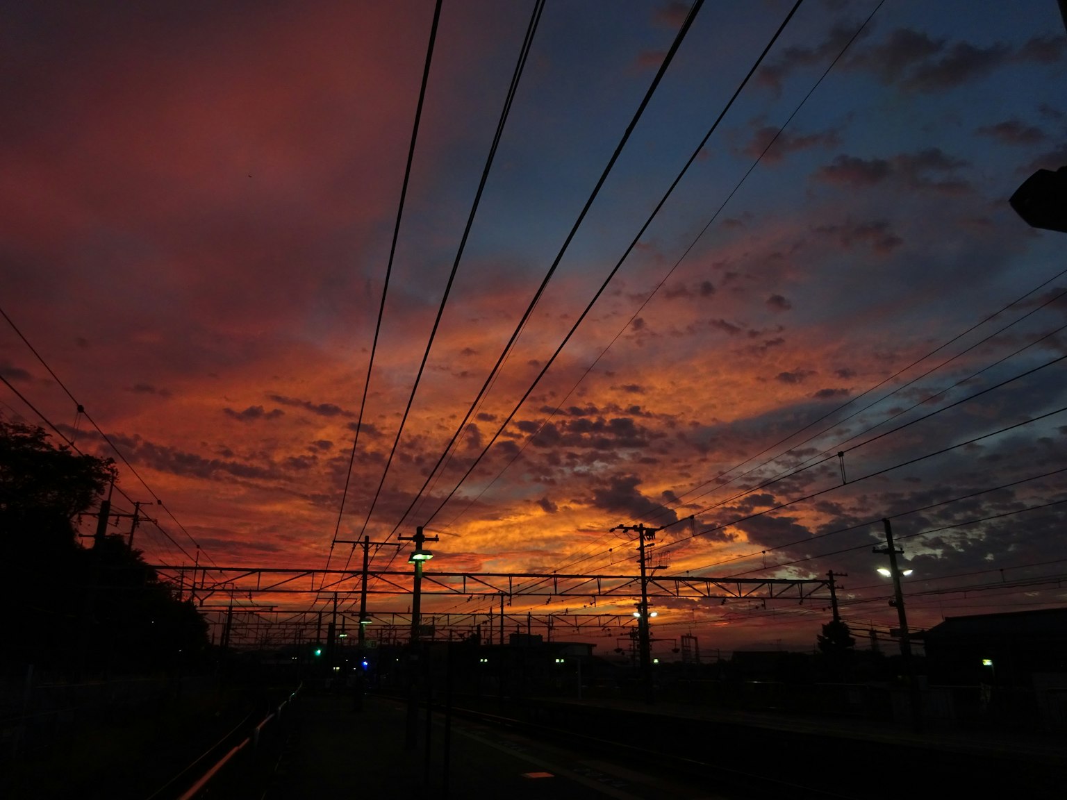美丽的夕阳天空与轮廓分明的电线