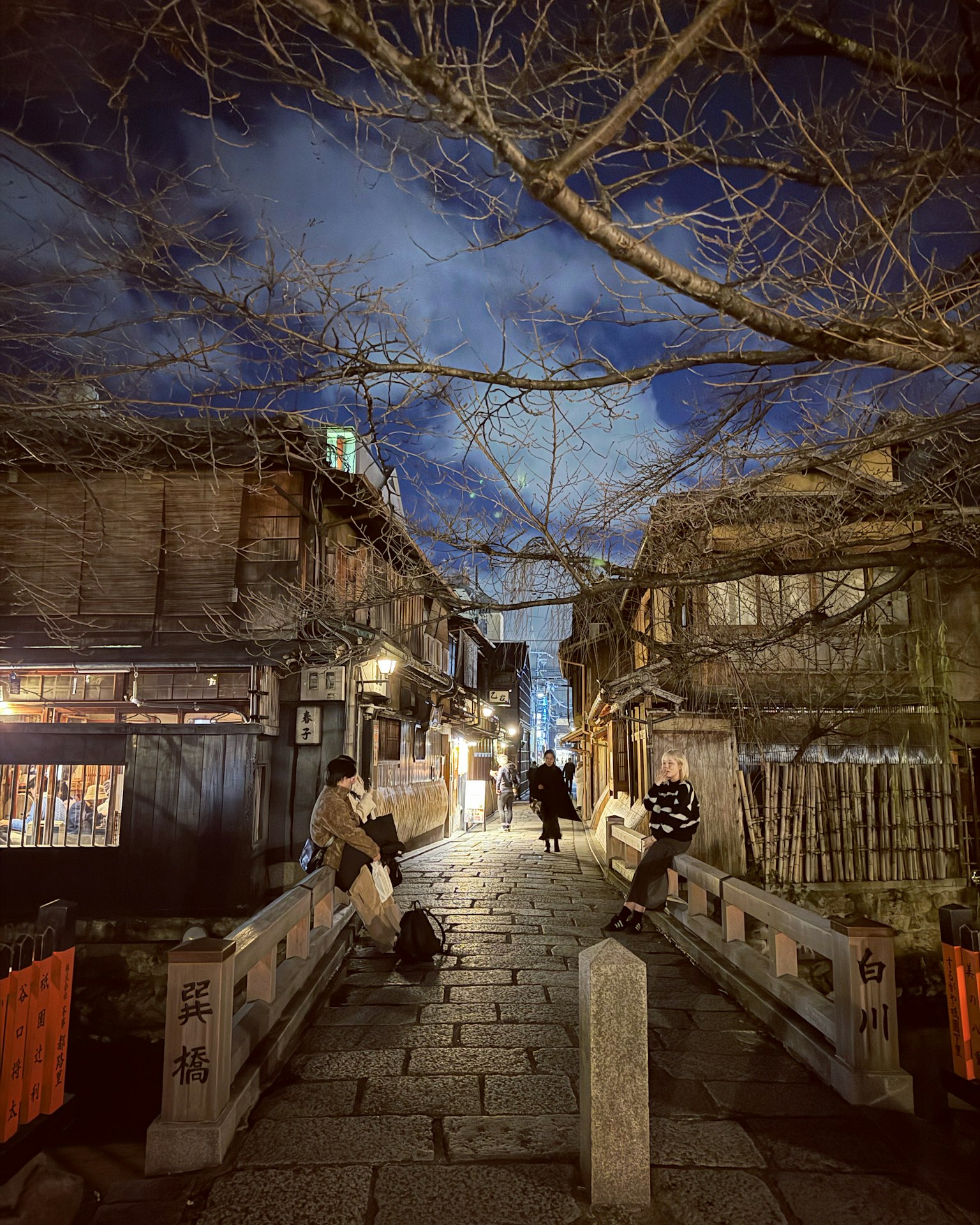 夜晚街道上的老建筑和石桥