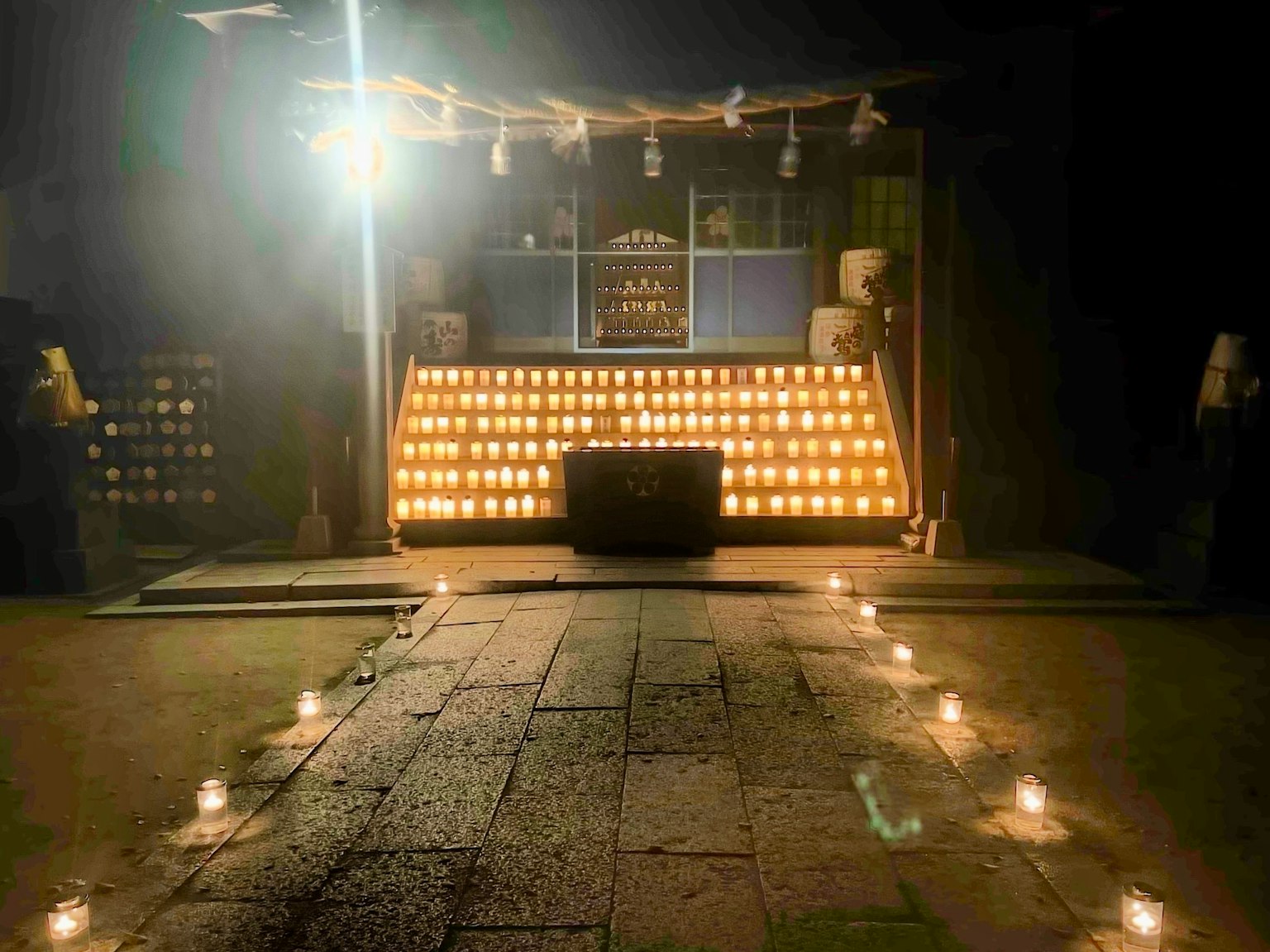 Santuario illuminato da candele con un altare in pietra