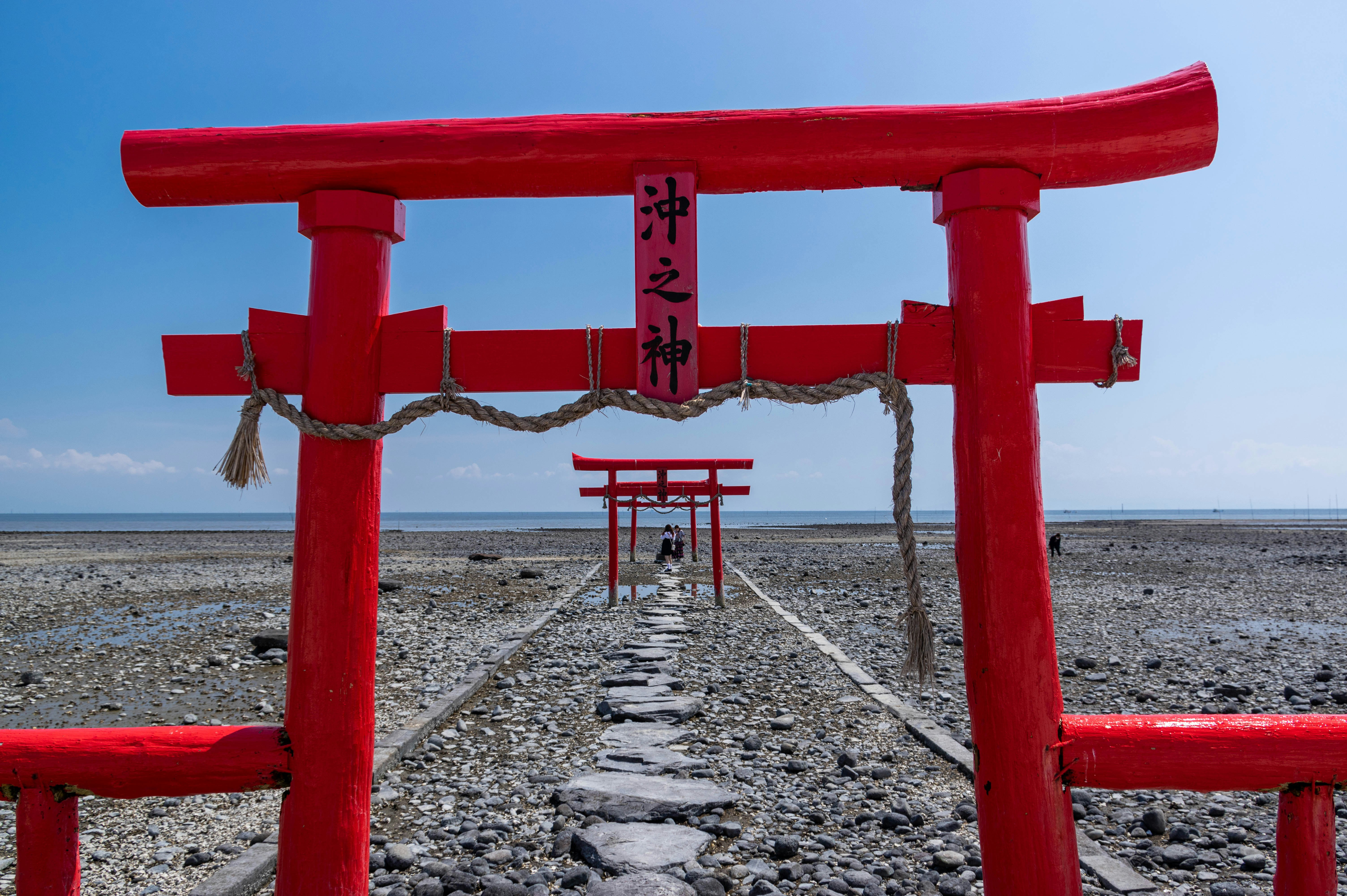 海边红色鸟居与石铺参道
