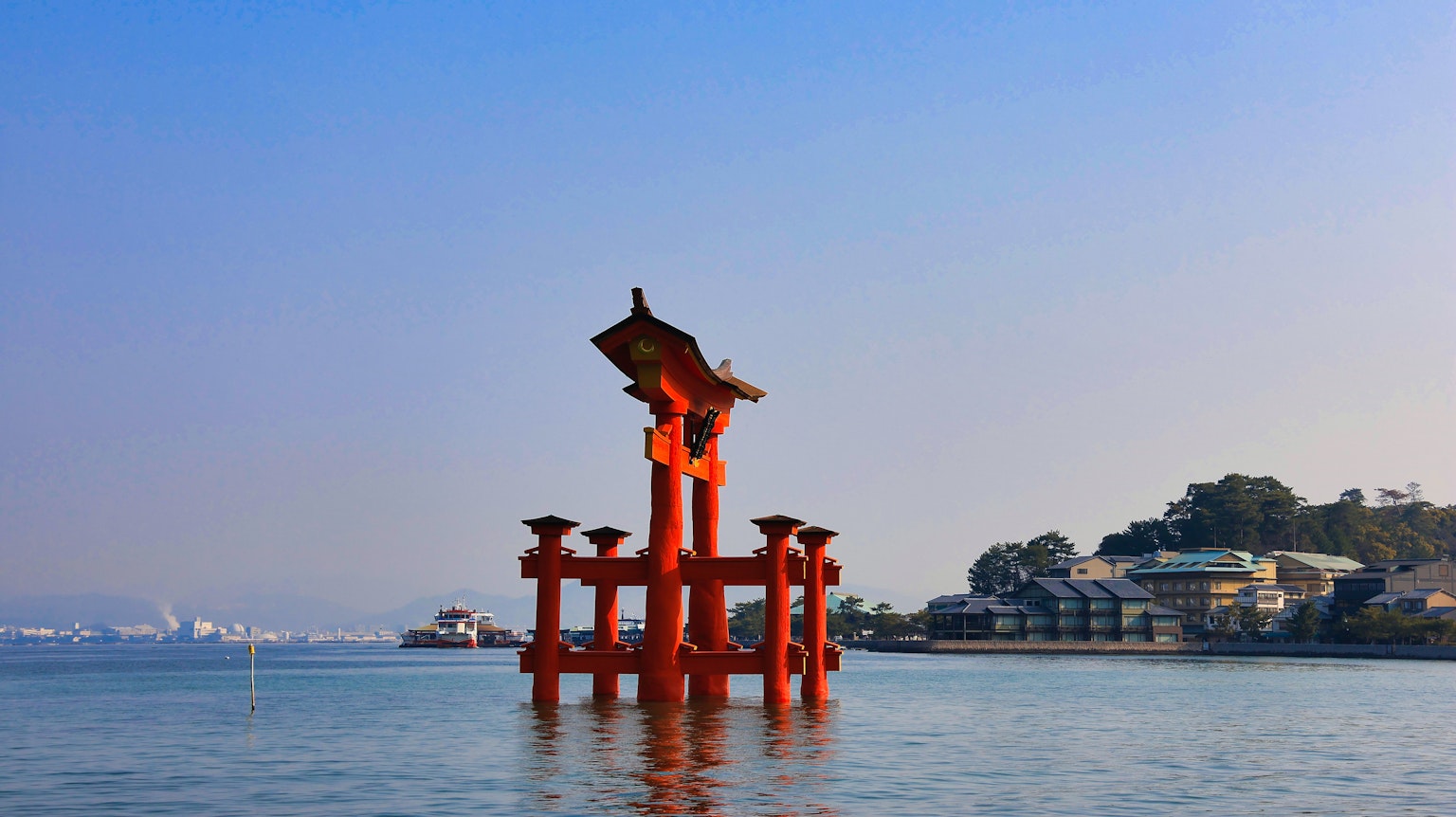 Rotes Torii im Wasser unter einem klaren blauen Himmel