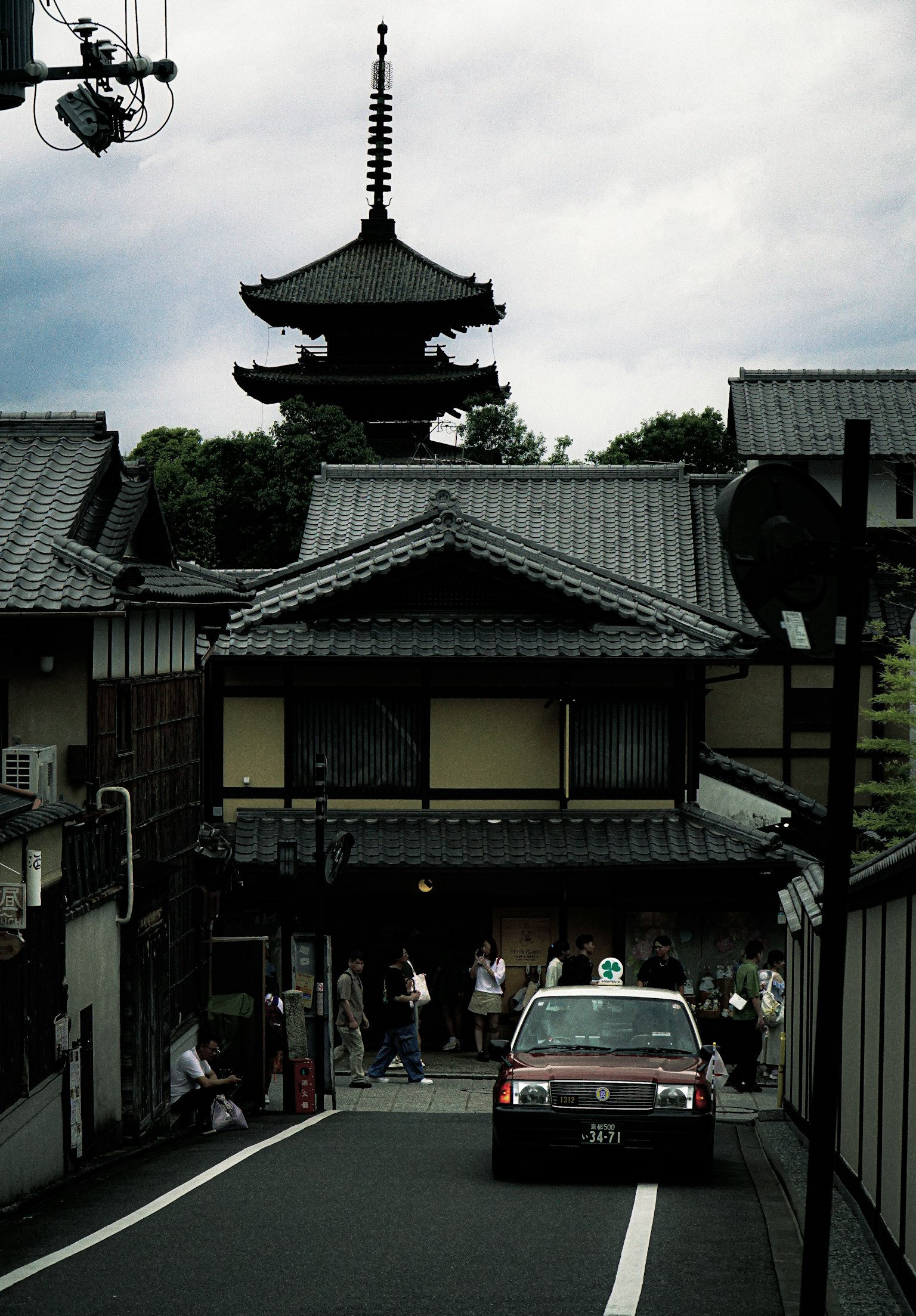 Architecture traditionnelle de Kyoto avec un taxi dans la rue