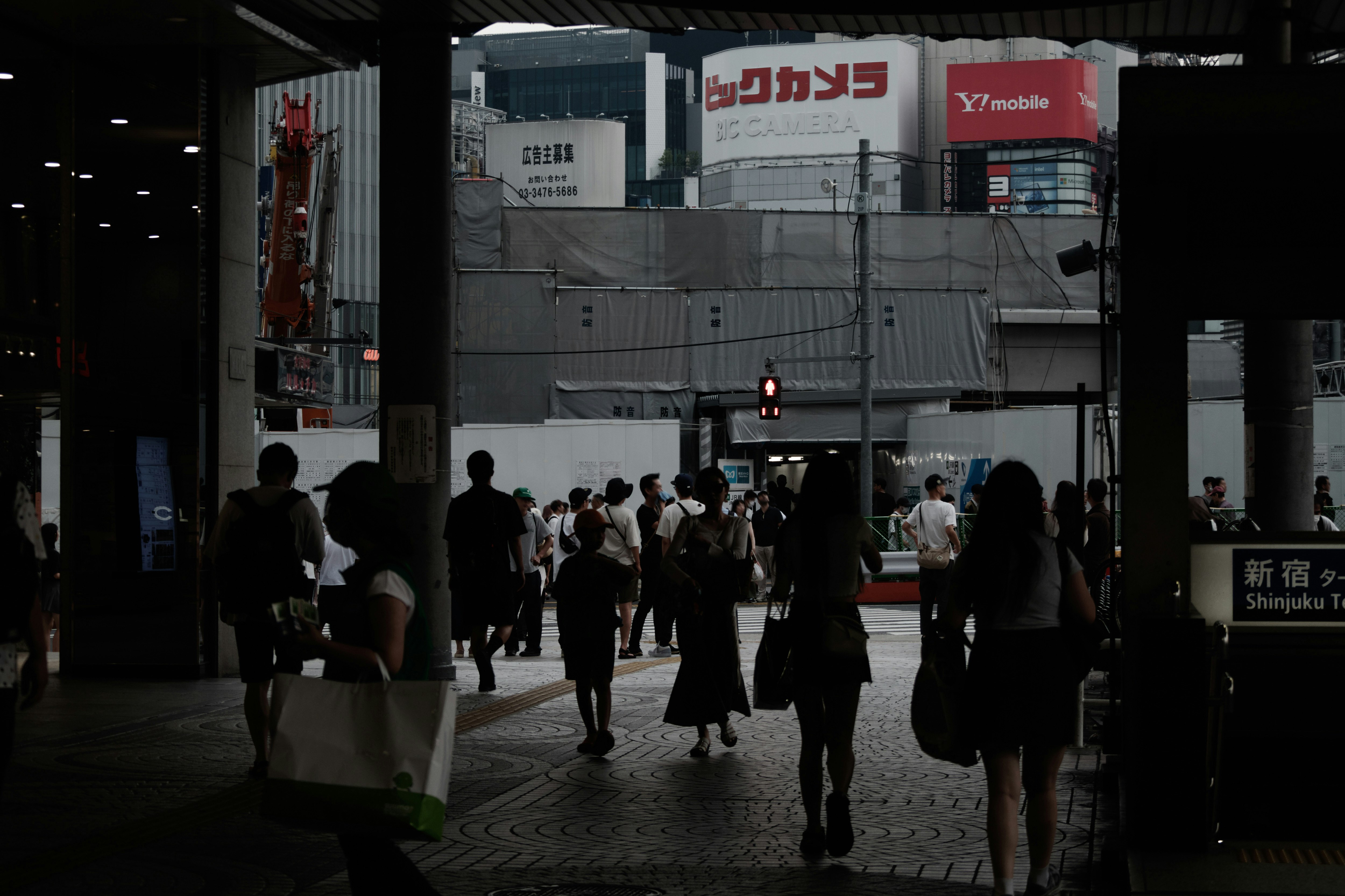 新宿站周邊高架下行走的人群