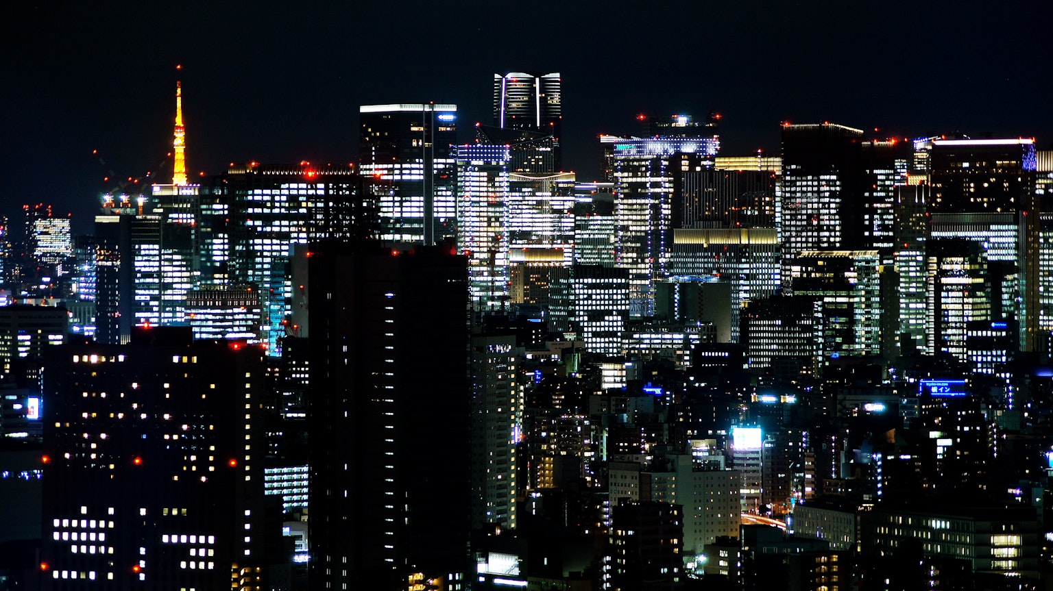 Skyline di Tokyo di notte con edifici luminosi e Tokyo Tower