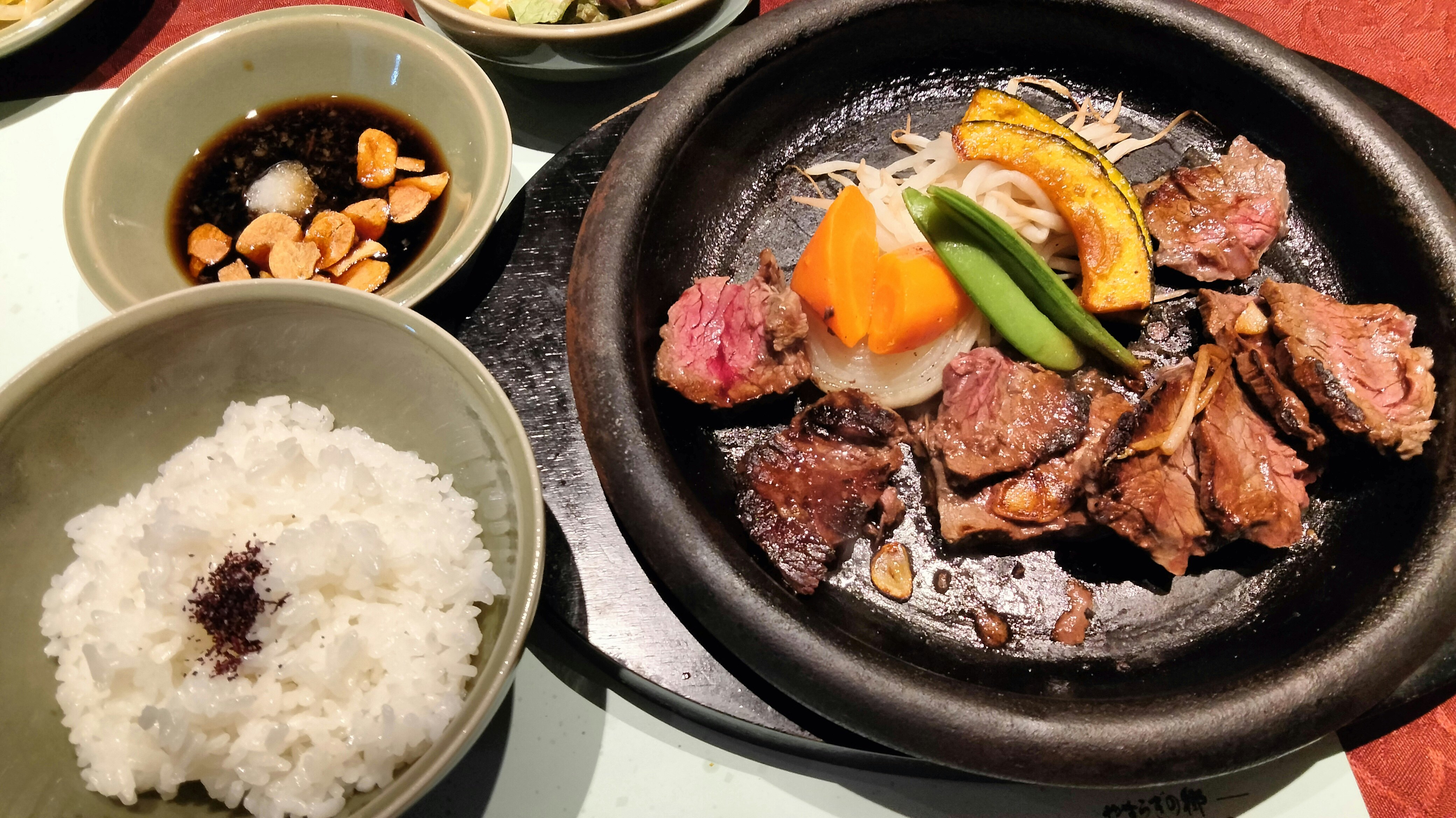 铁板烤肉配配菜与白米饭
