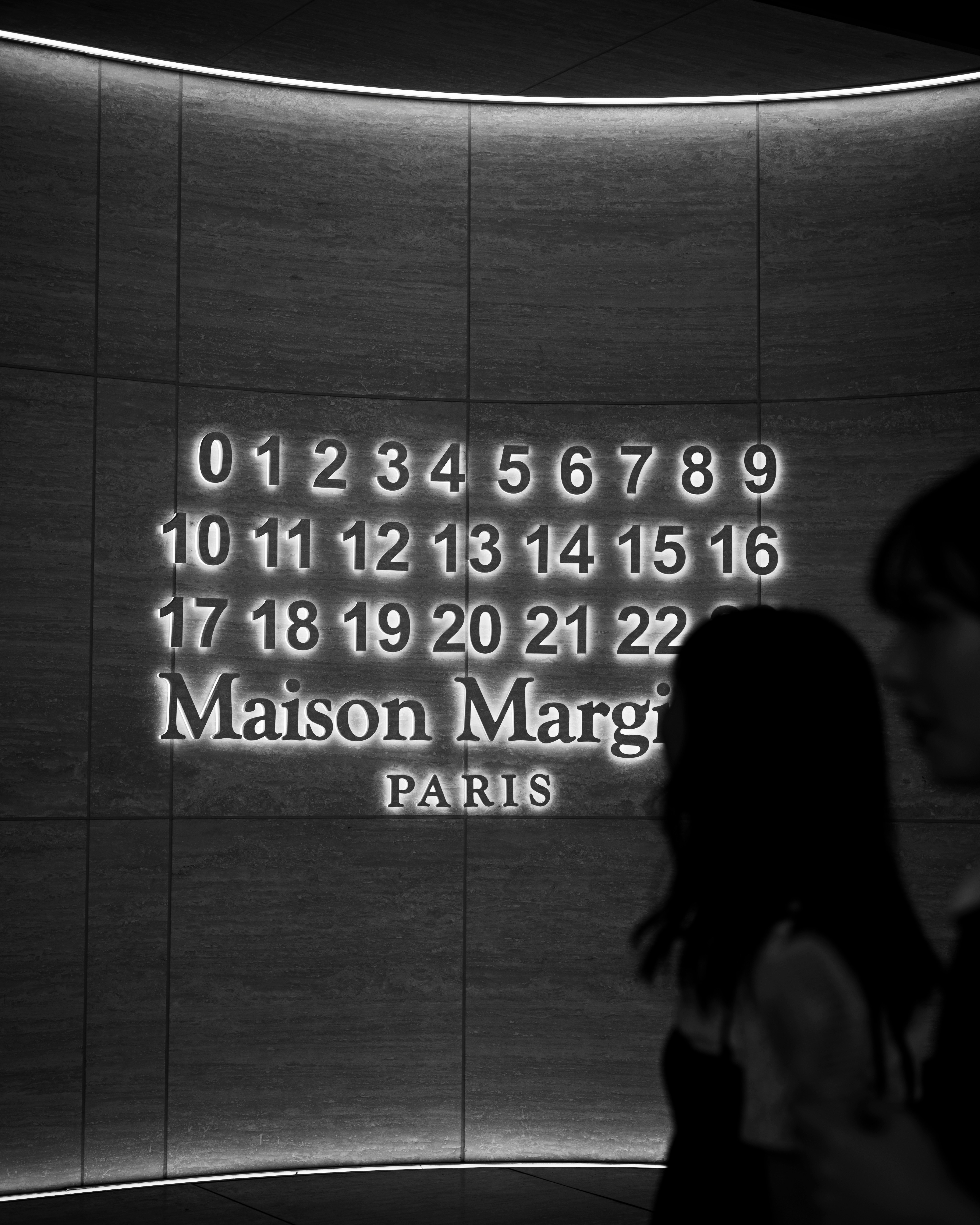 室內展牆上寫有「Maison Margi」和「PARIS」的字樣