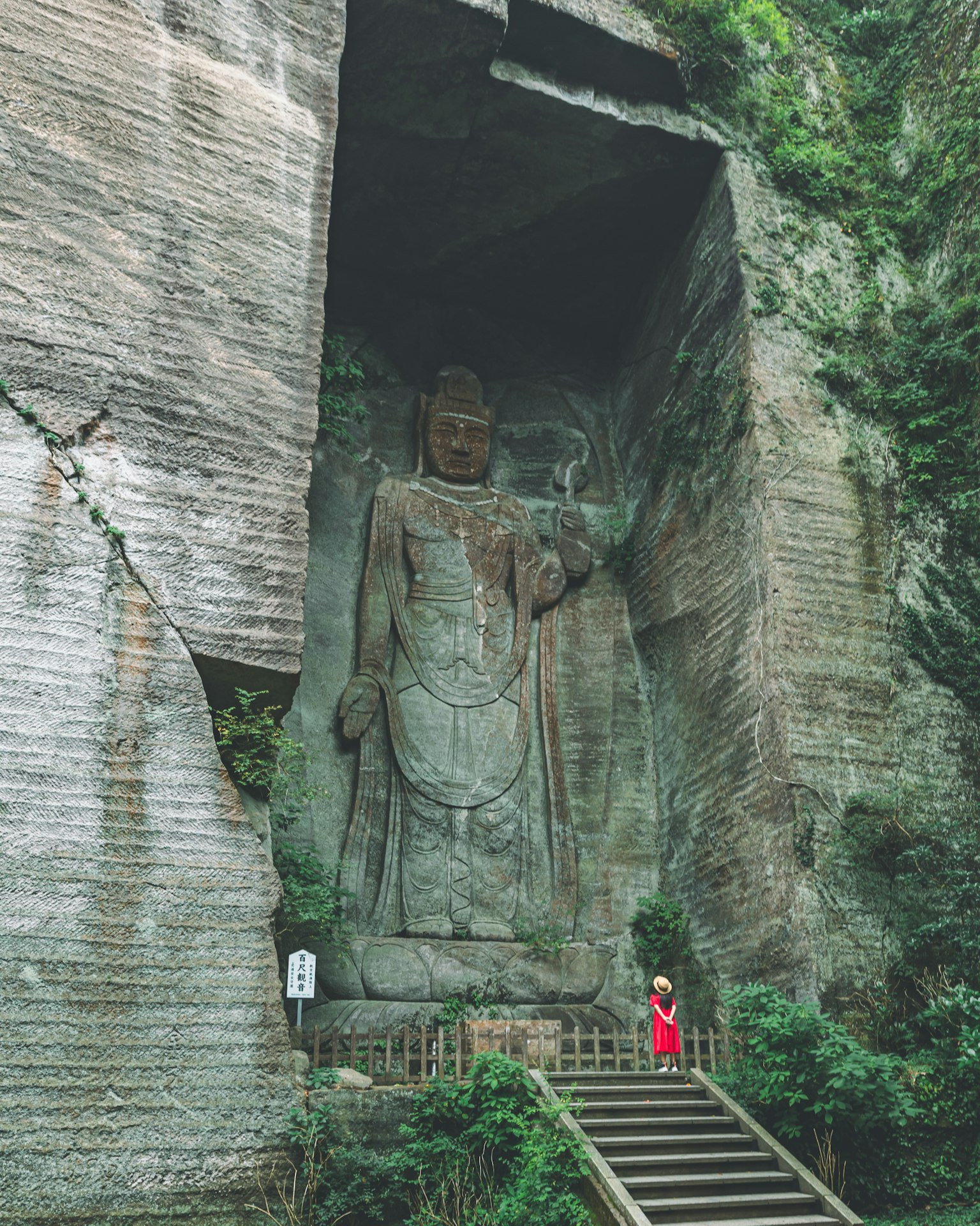 大型雕刻的佛像与上楼梯的人