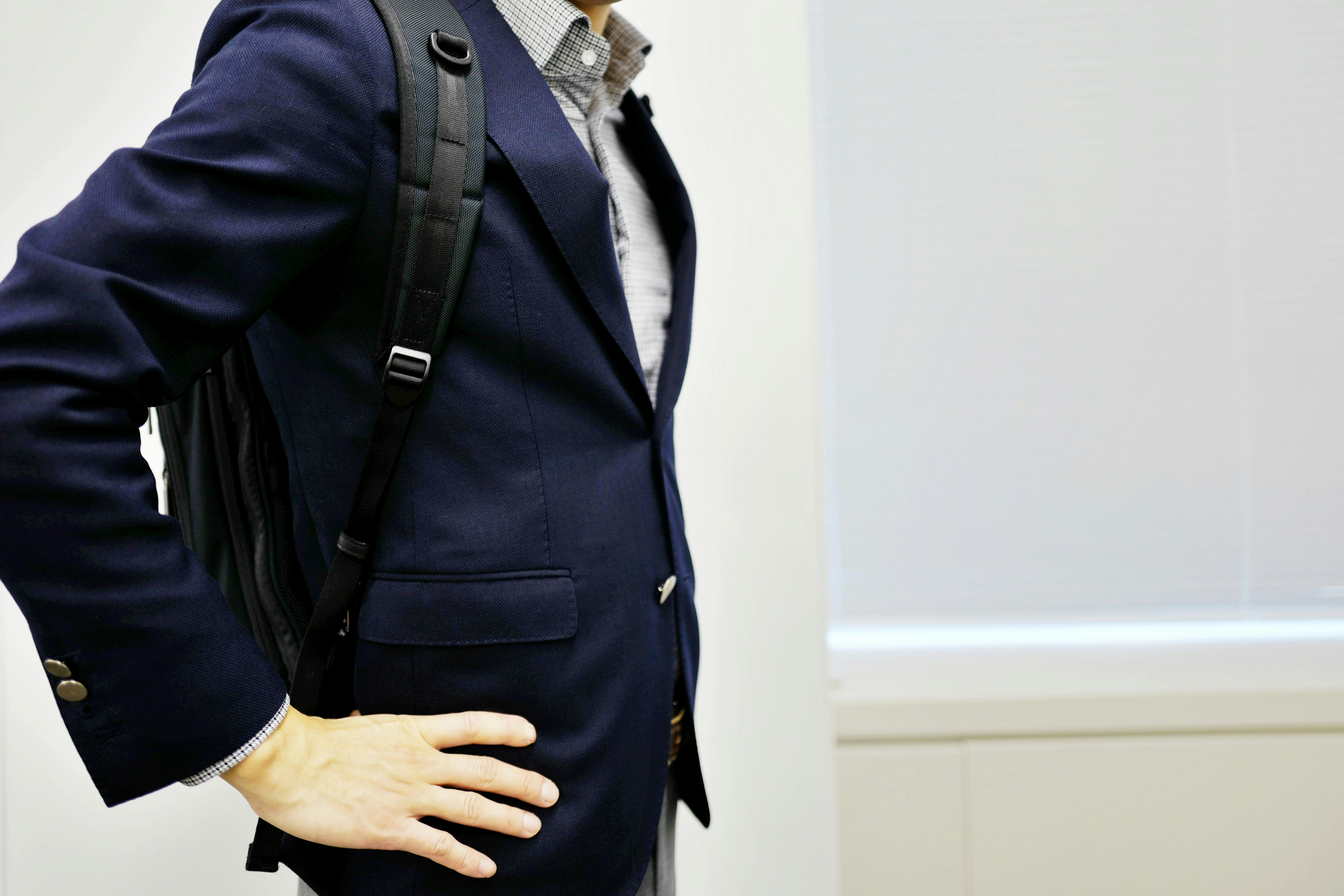 スーツ姿の男性が手を添えて立つビジネスシーン