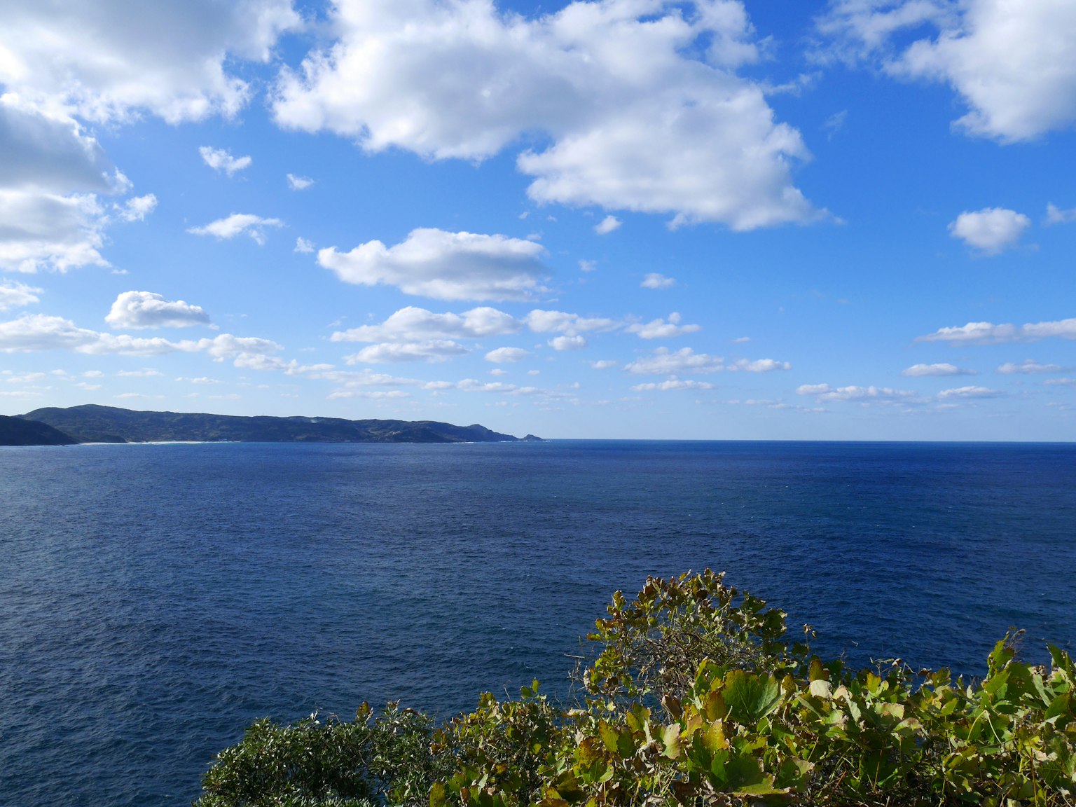 Vista panoramica dell'oceano blu e delle nuvole bianche