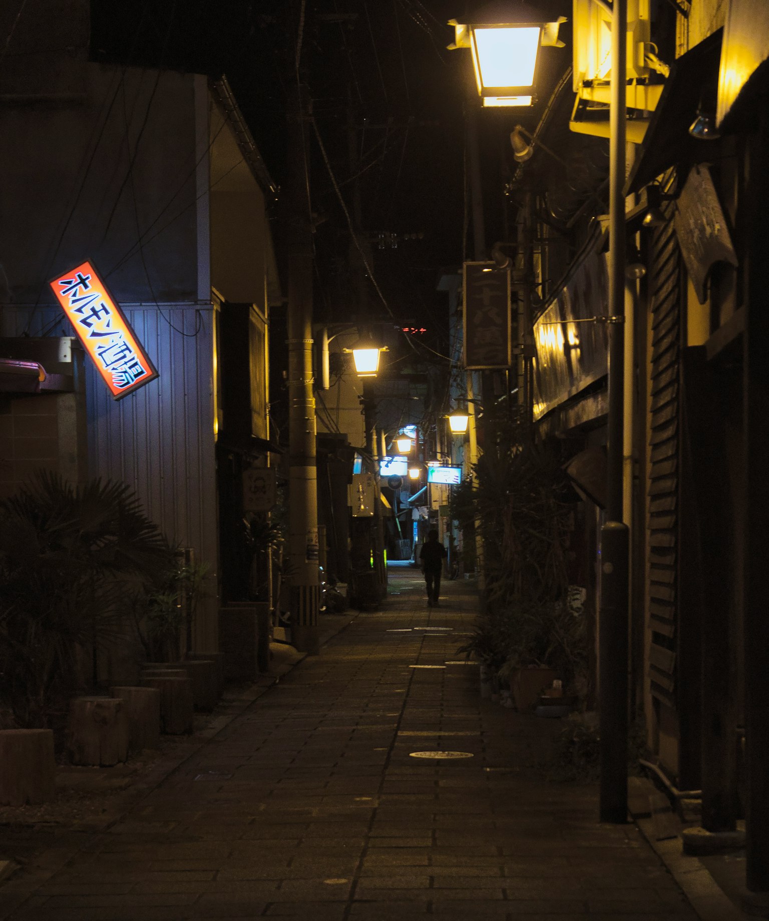 밤의 조용한 골목에 있는 랜턴과 간판
