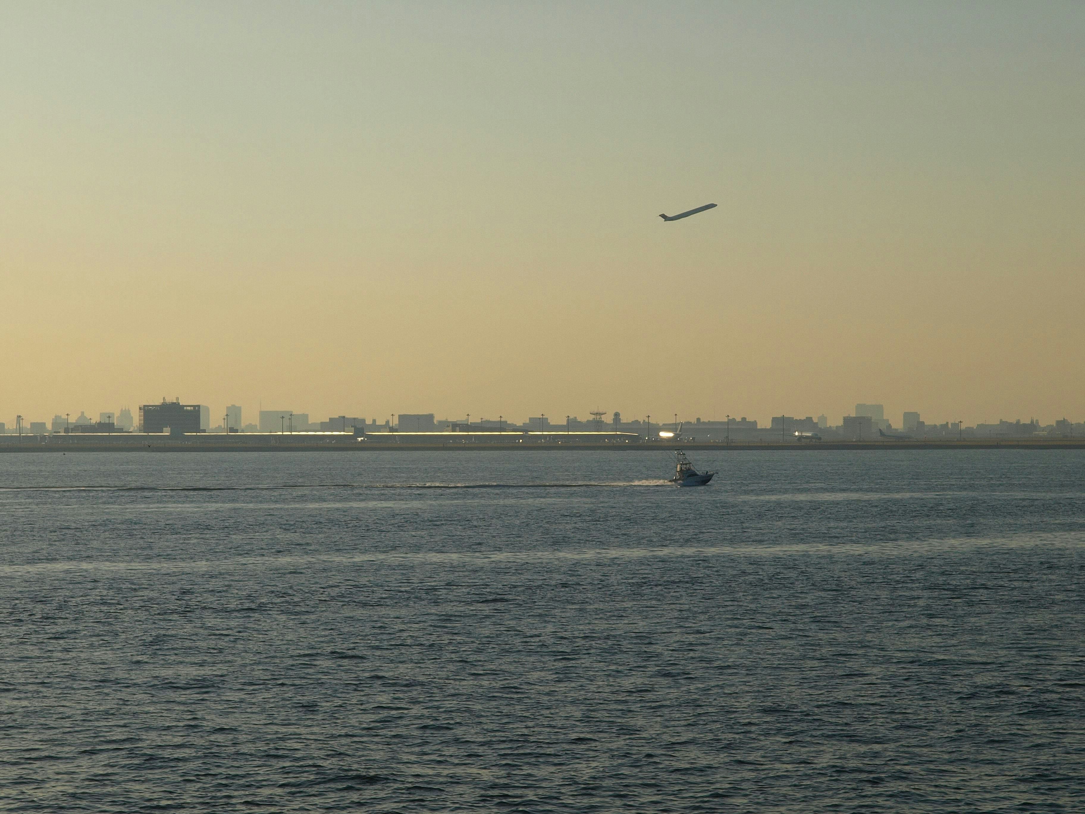 夕暮れの広い海面と遠くの船