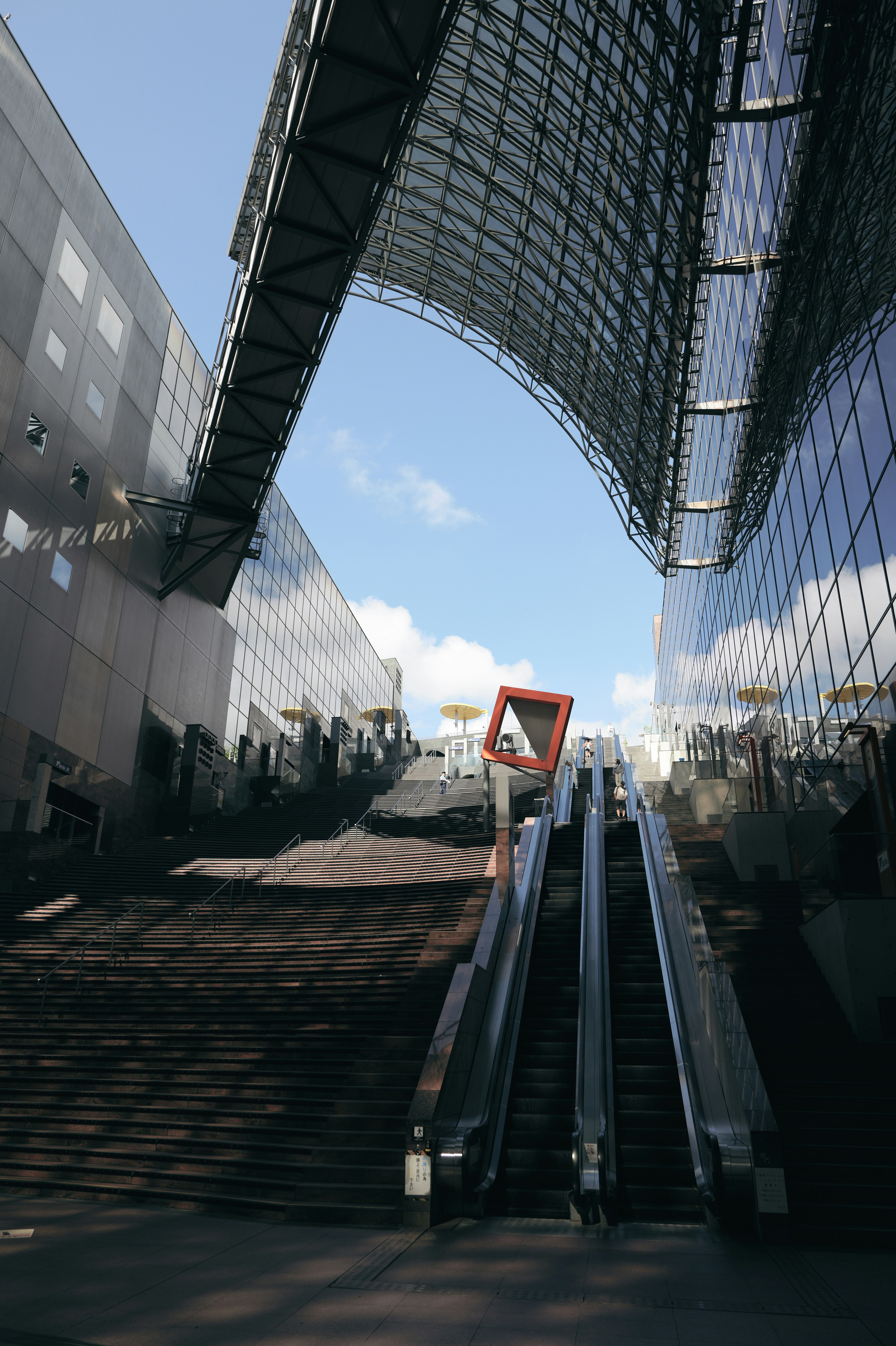 京都駅の大屋根と構内の長い通路