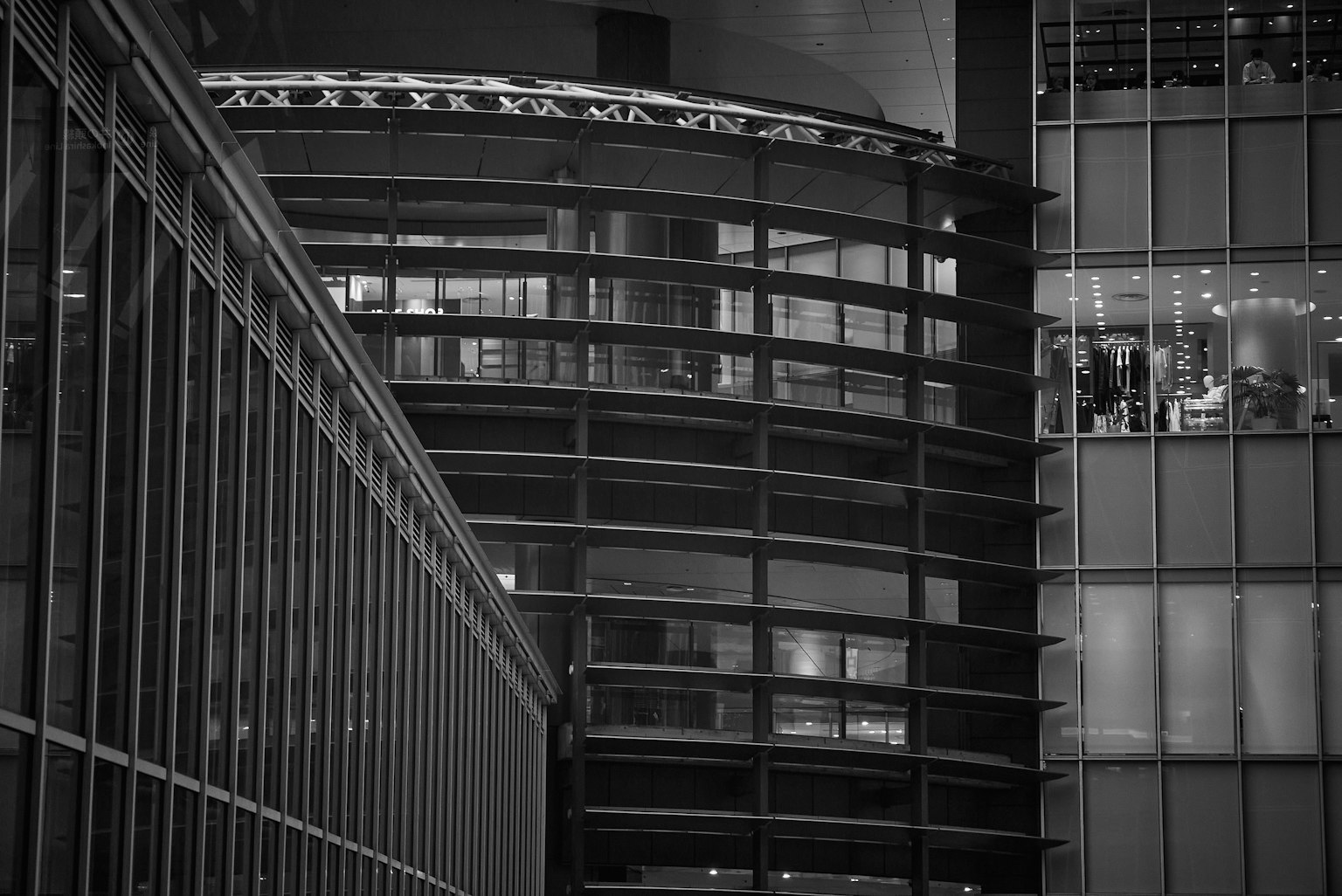 Foto in bianco e nero che mostra una struttura architettonica moderna e un design curvo