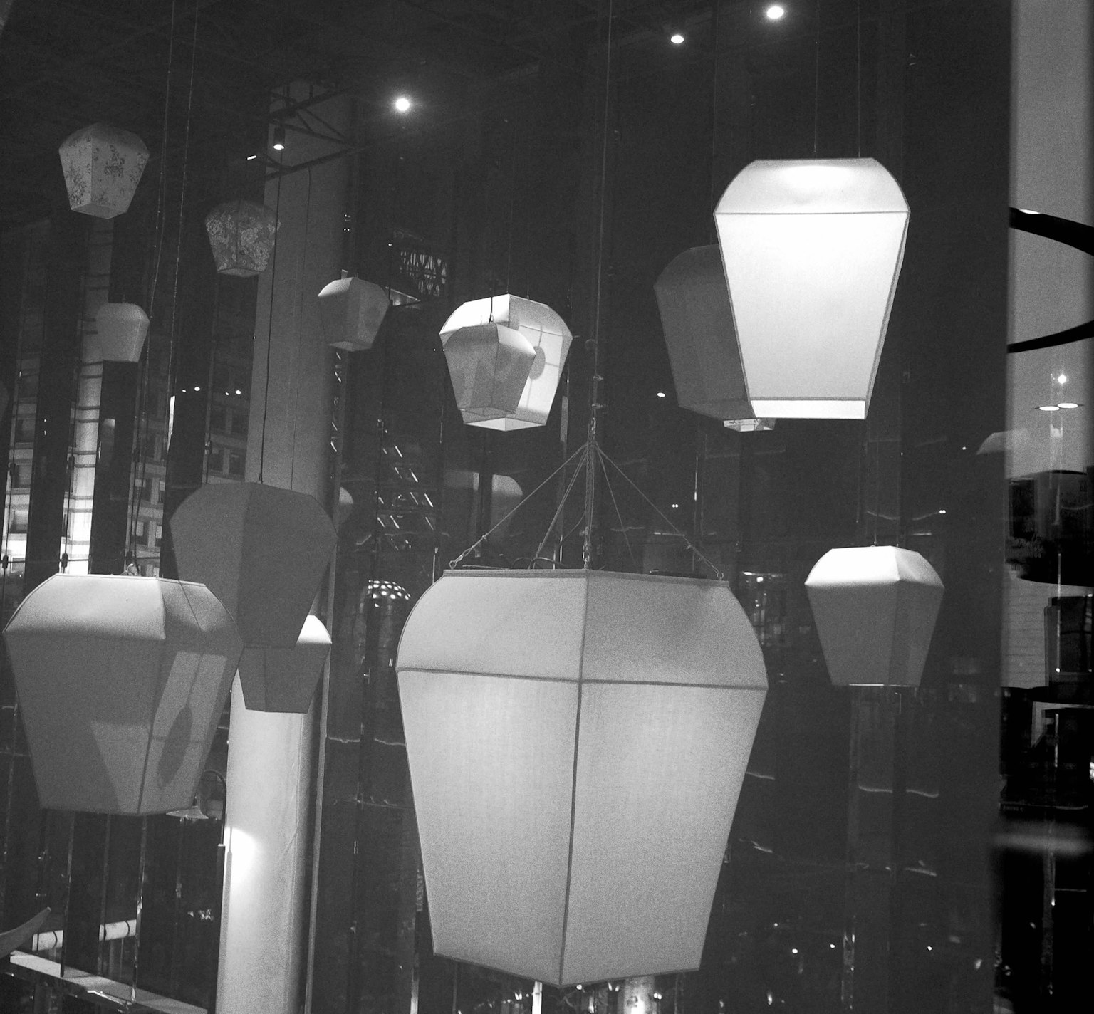 白黒の照明器具が吊るされたモダンなインテリア