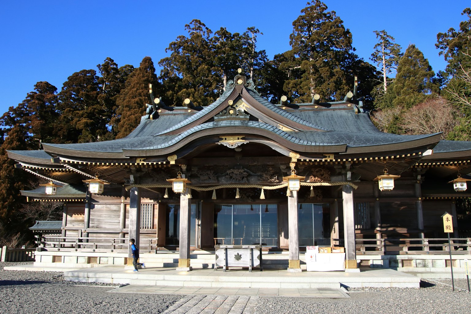 A beautiful shrine building standing under a blue sky