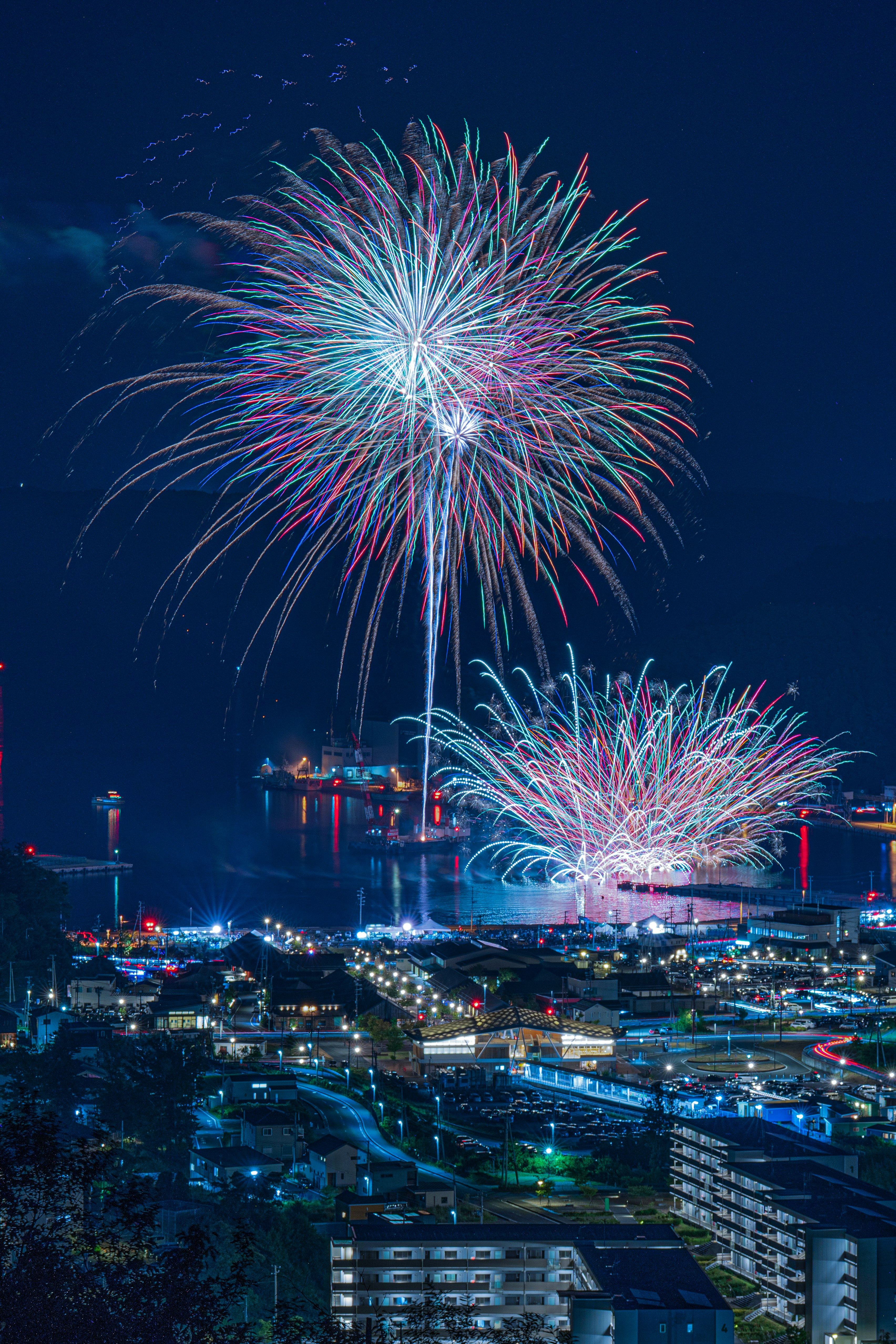 夜空に広がる花火と都市の景観
