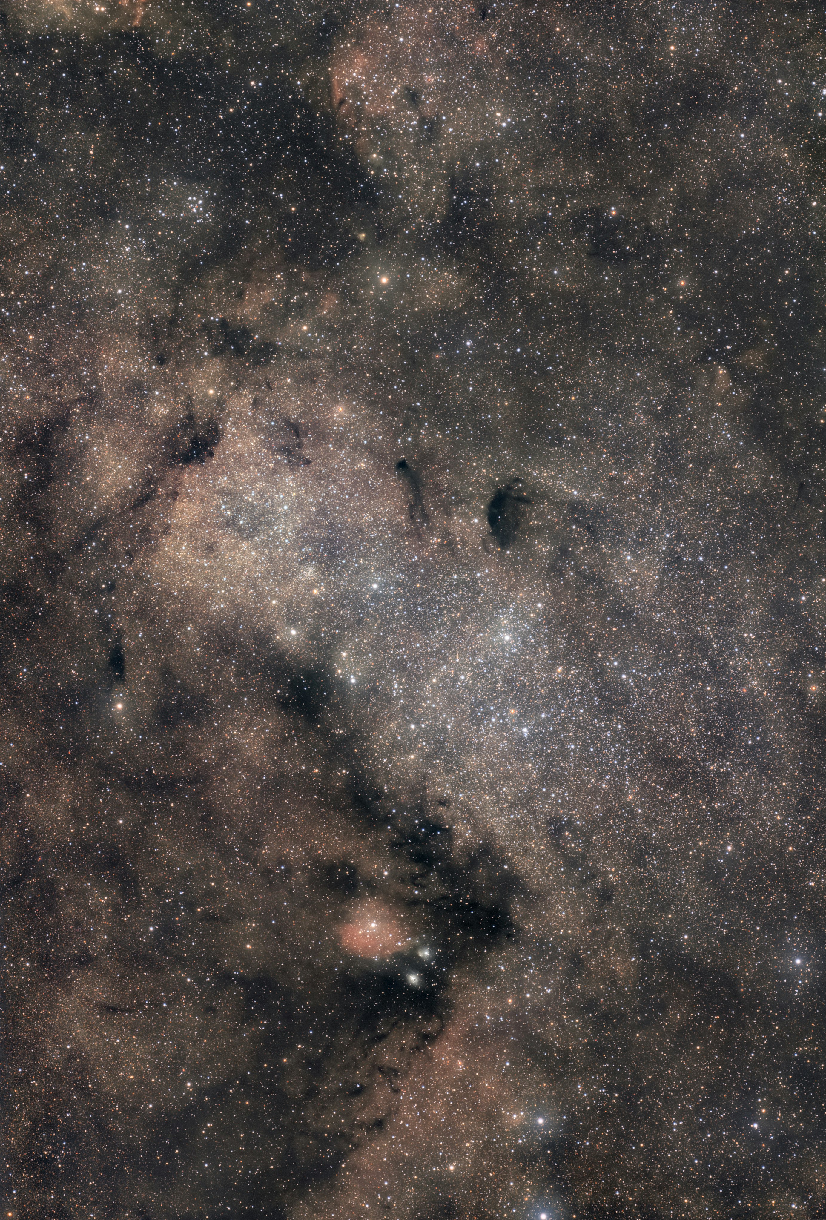天の川のような星雲と星空の広がり