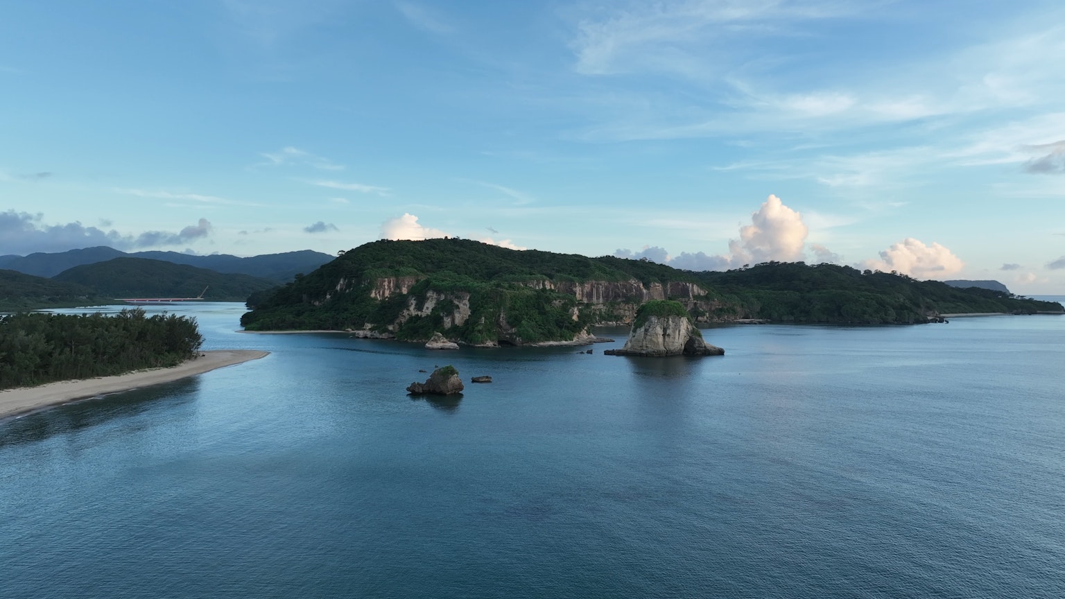 被藍色水域和天空環繞的島嶼風景
