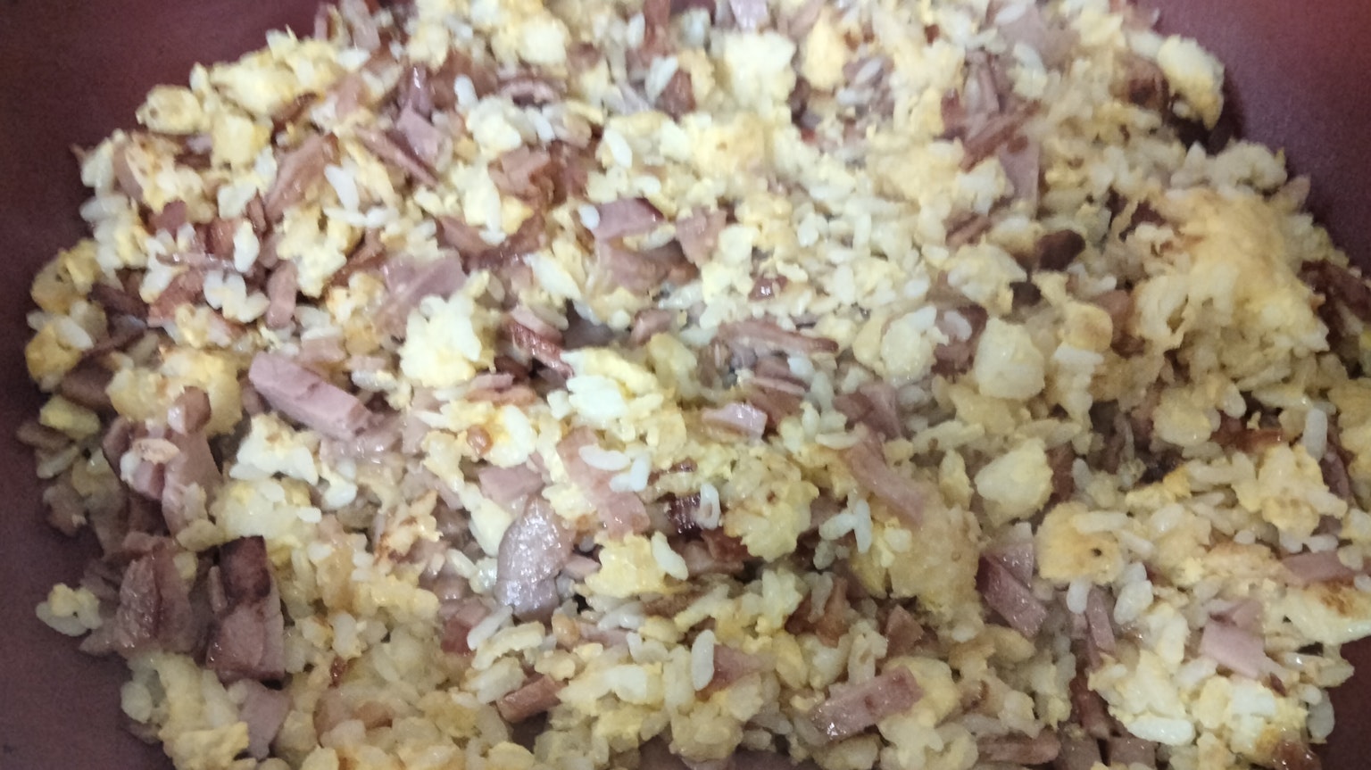 米飯和肉類混合的菜餚特寫