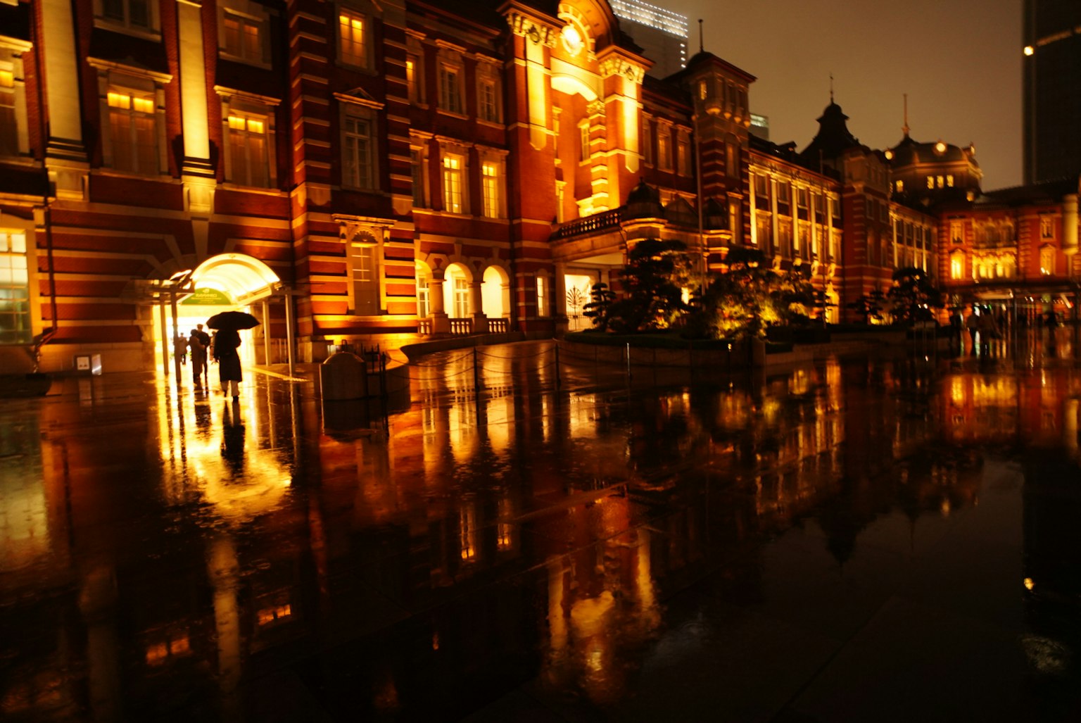 东京站的美丽夜景与水面反射